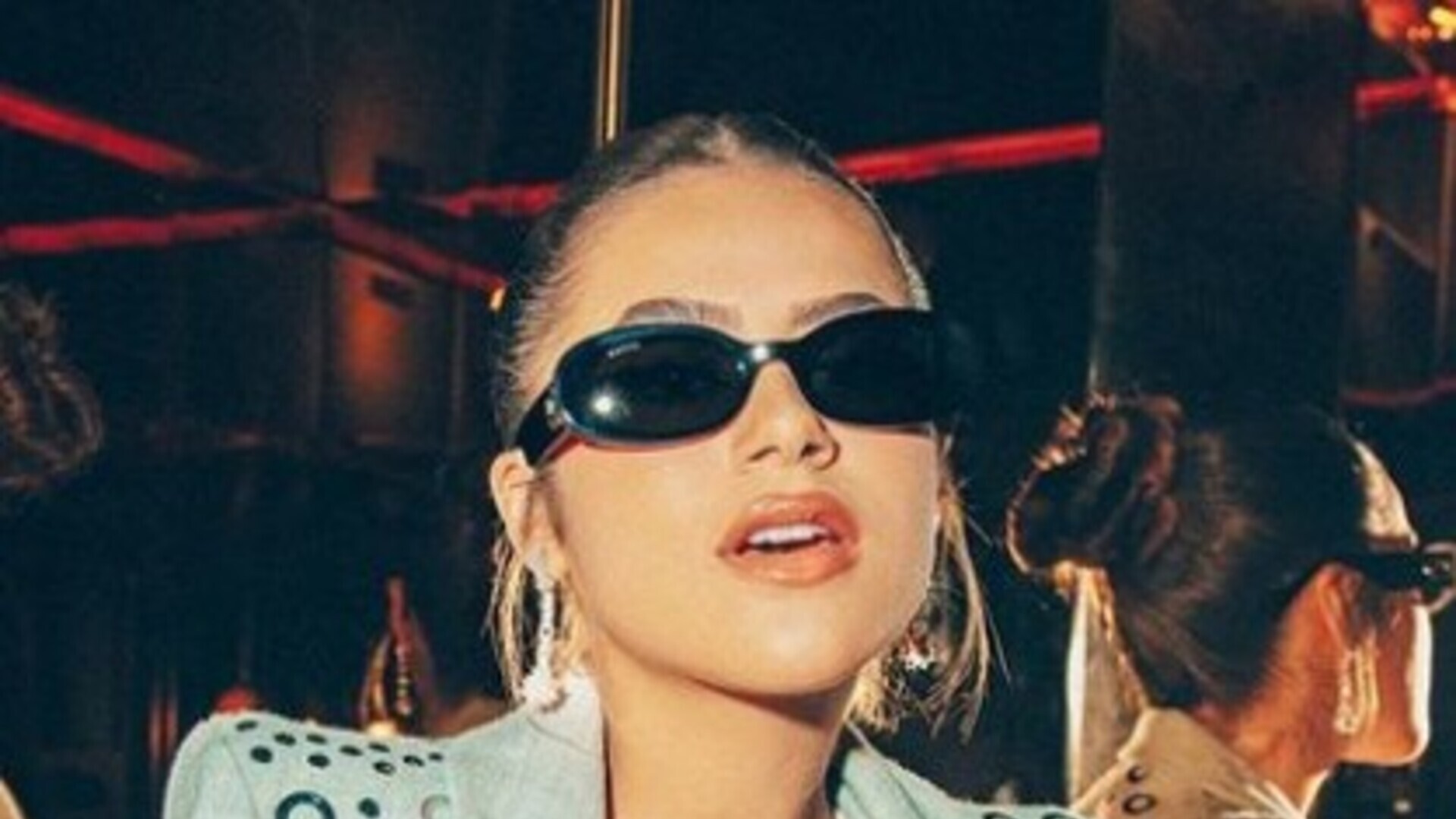 Maisa Silva esbanja beleza ao revelar seu look para o terceiro e último dia de Lollapalooza