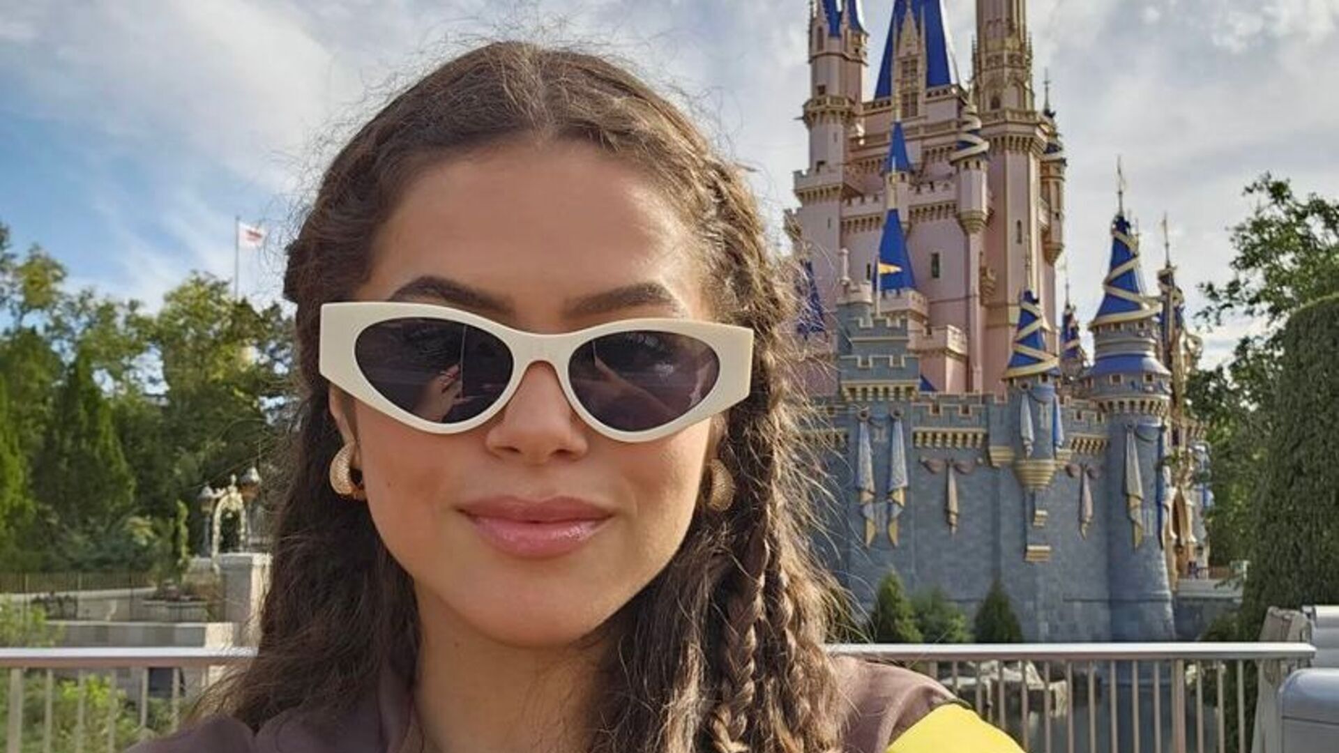 Maisa Silva esbanja beleza e alegria ao compartilhar foto de viagem a Disney