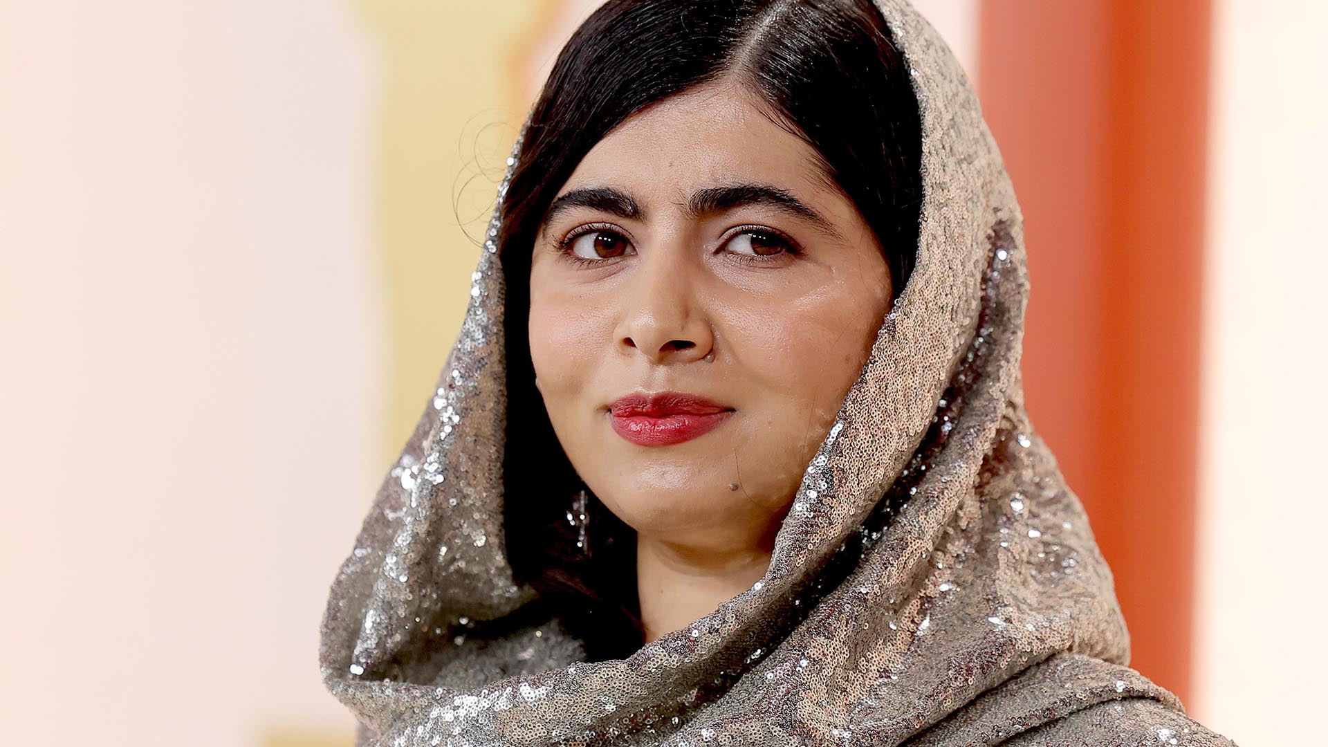 Malala Yousafzai faz a sua estreia no Oscar ao lado do marido
