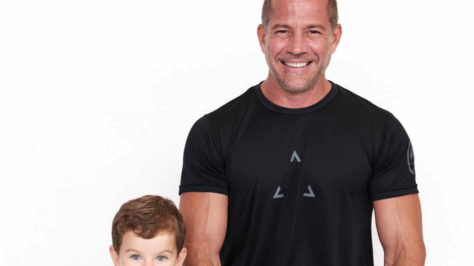 Malvino Salvador surge em clique raro ao lado do filho e questiona: “Cara do pai?”