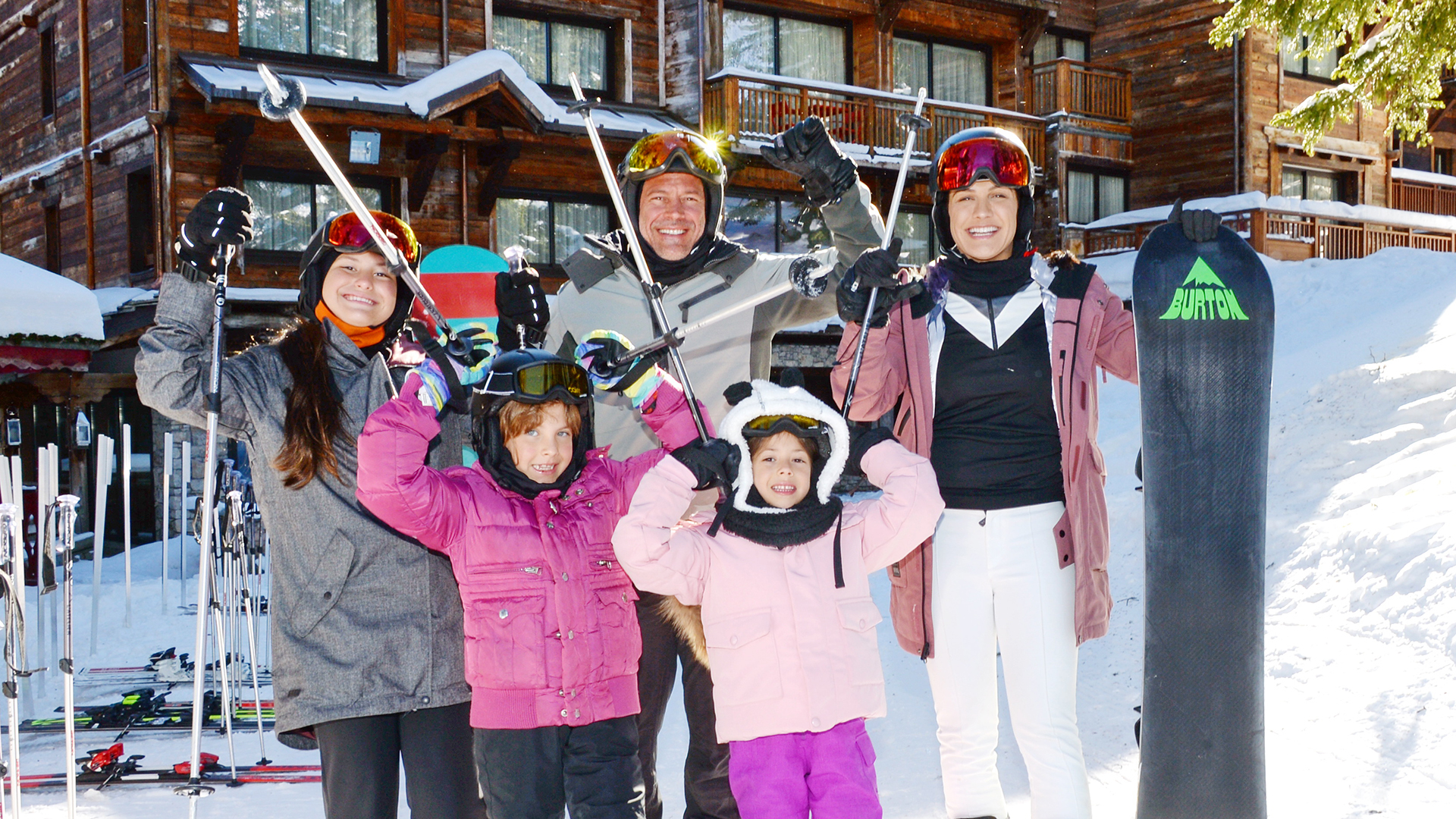 Em família, Malvino Salvador curte férias nos Alpes Franceses