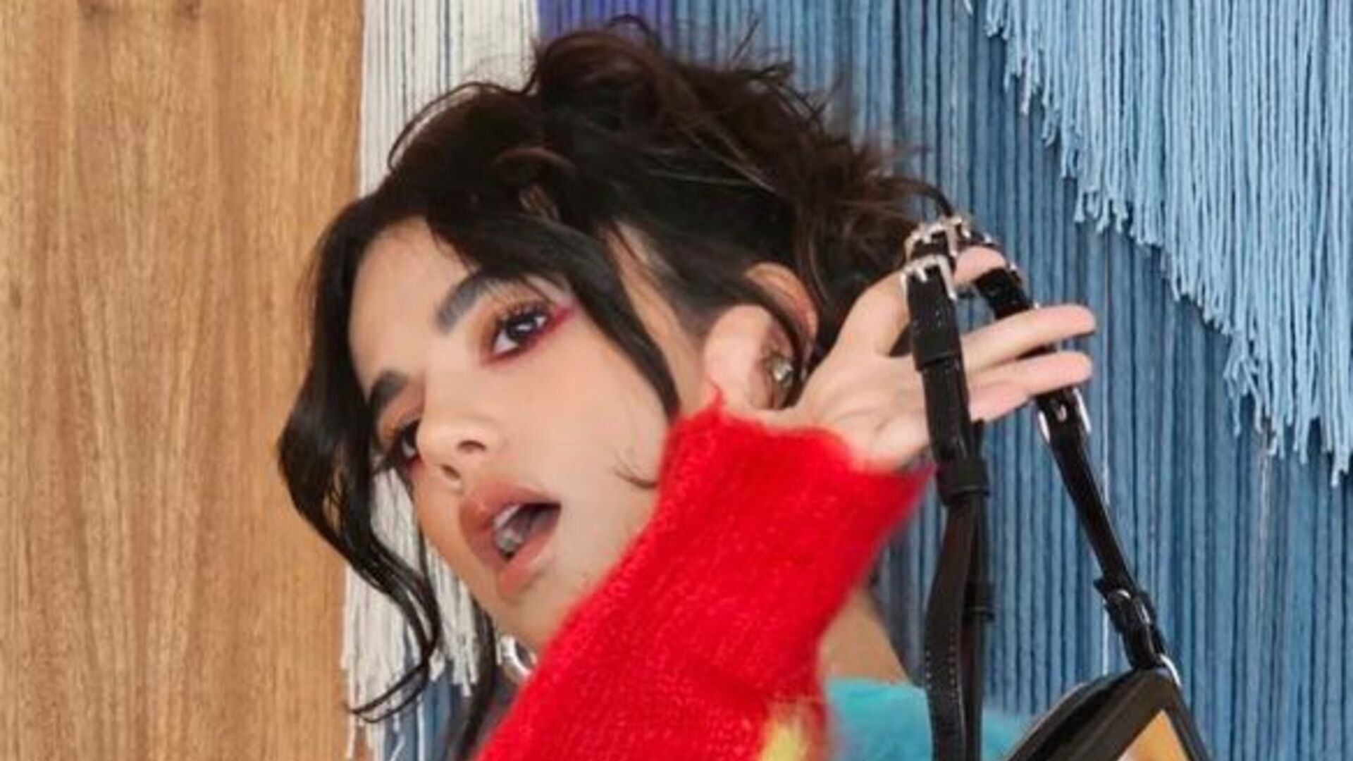 Manu Gavassi esbanja estilo e beleza ao posar com look colorido