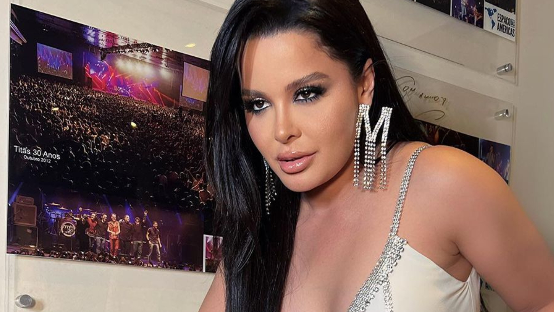 Maraisa exibe decote ‘sufocado’ em micro vestido branco: ”Roubou a beleza do mundo”
