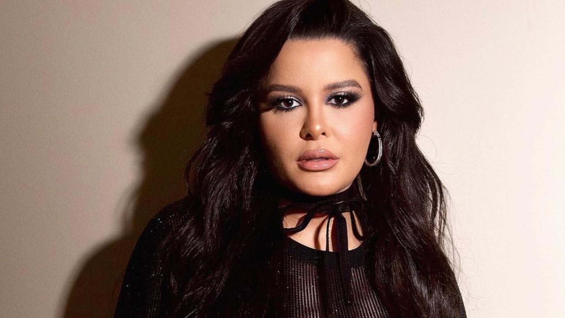 De look transparente, Maraisa exibe cinturinha e pernão com ousadia: ”Perfeita”