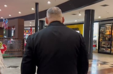 Padre Marcelo Rossi exibe boa forma ao andar por shopping