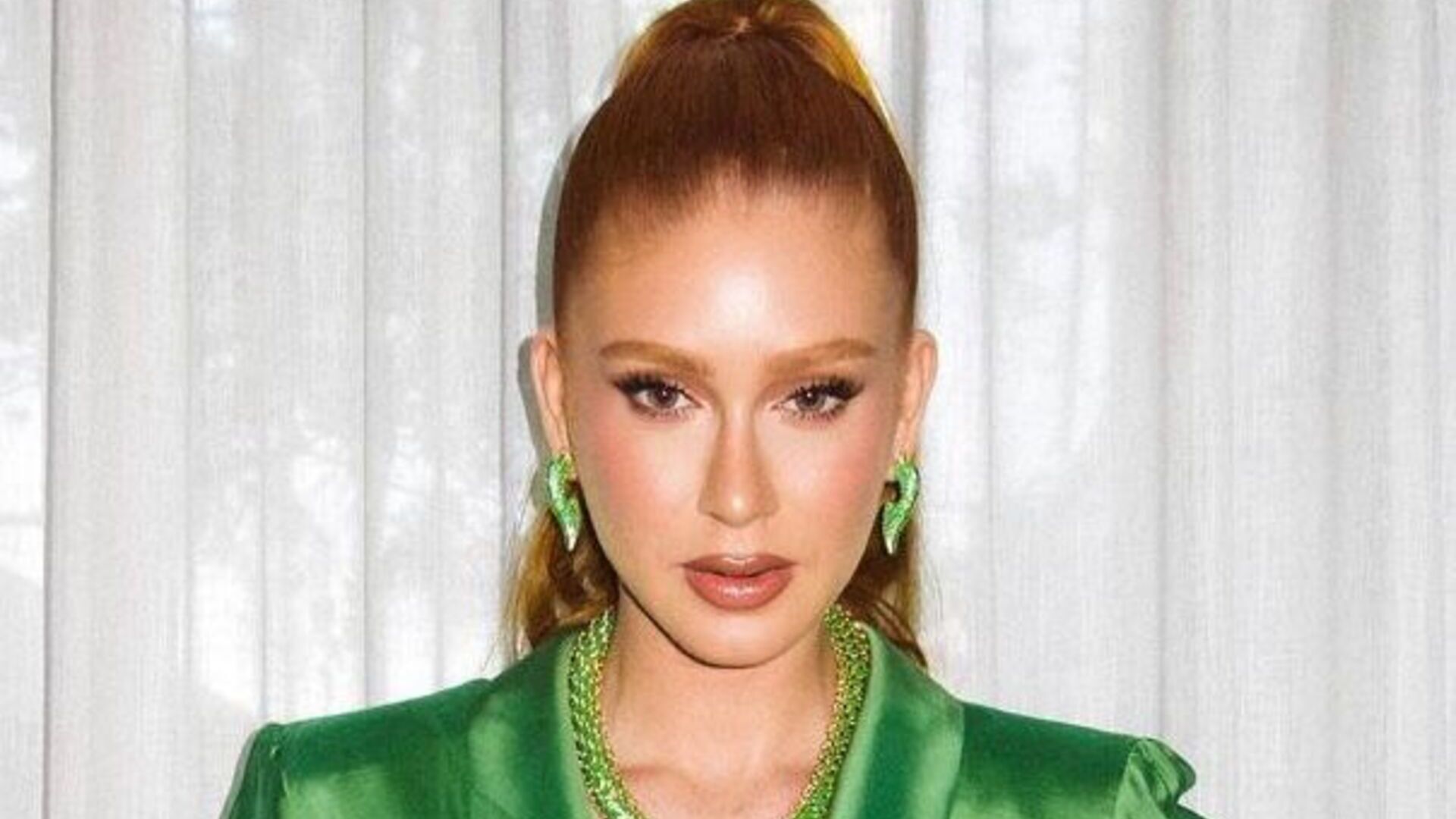 Marina Ruy Barbosa dá show de elegância ao posar com look colorido