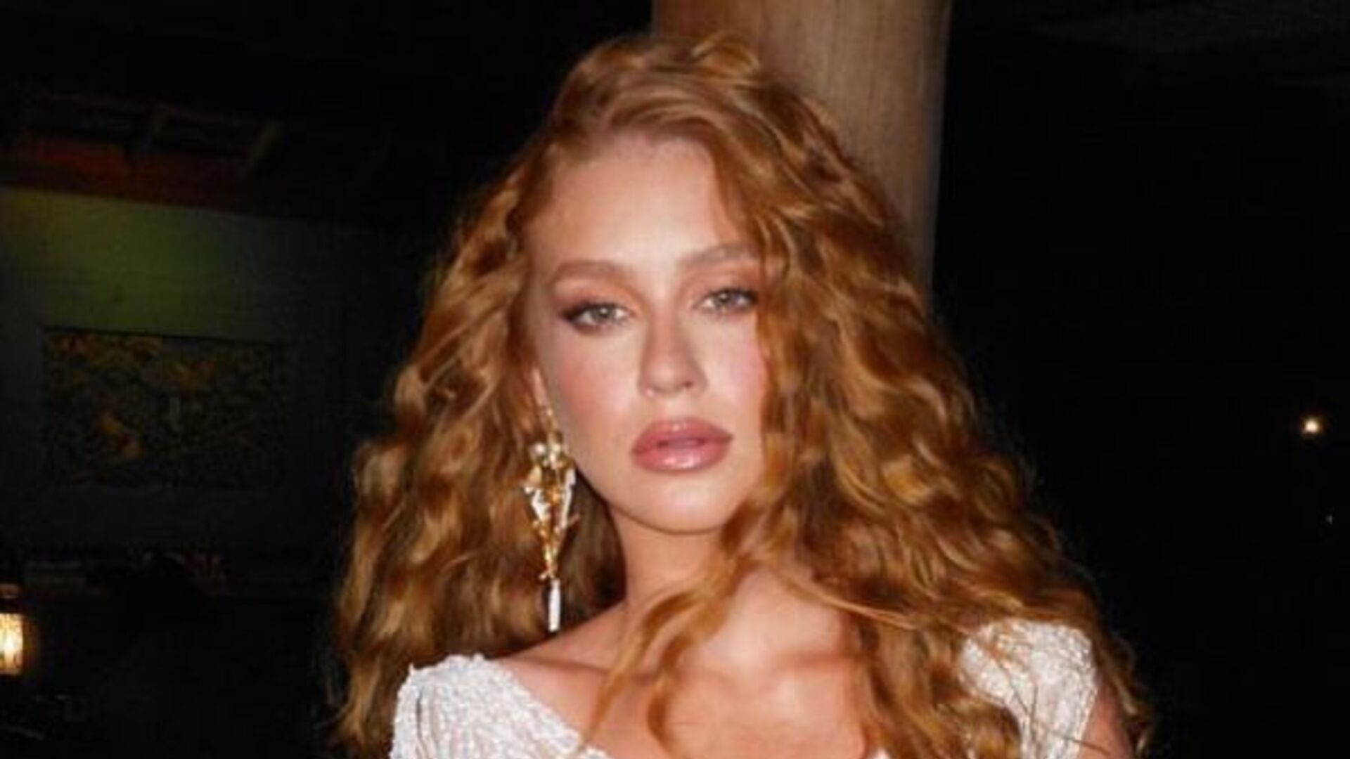 Marina Ruy Barbosa dá show de beleza ao posar com vestido longo brilhante