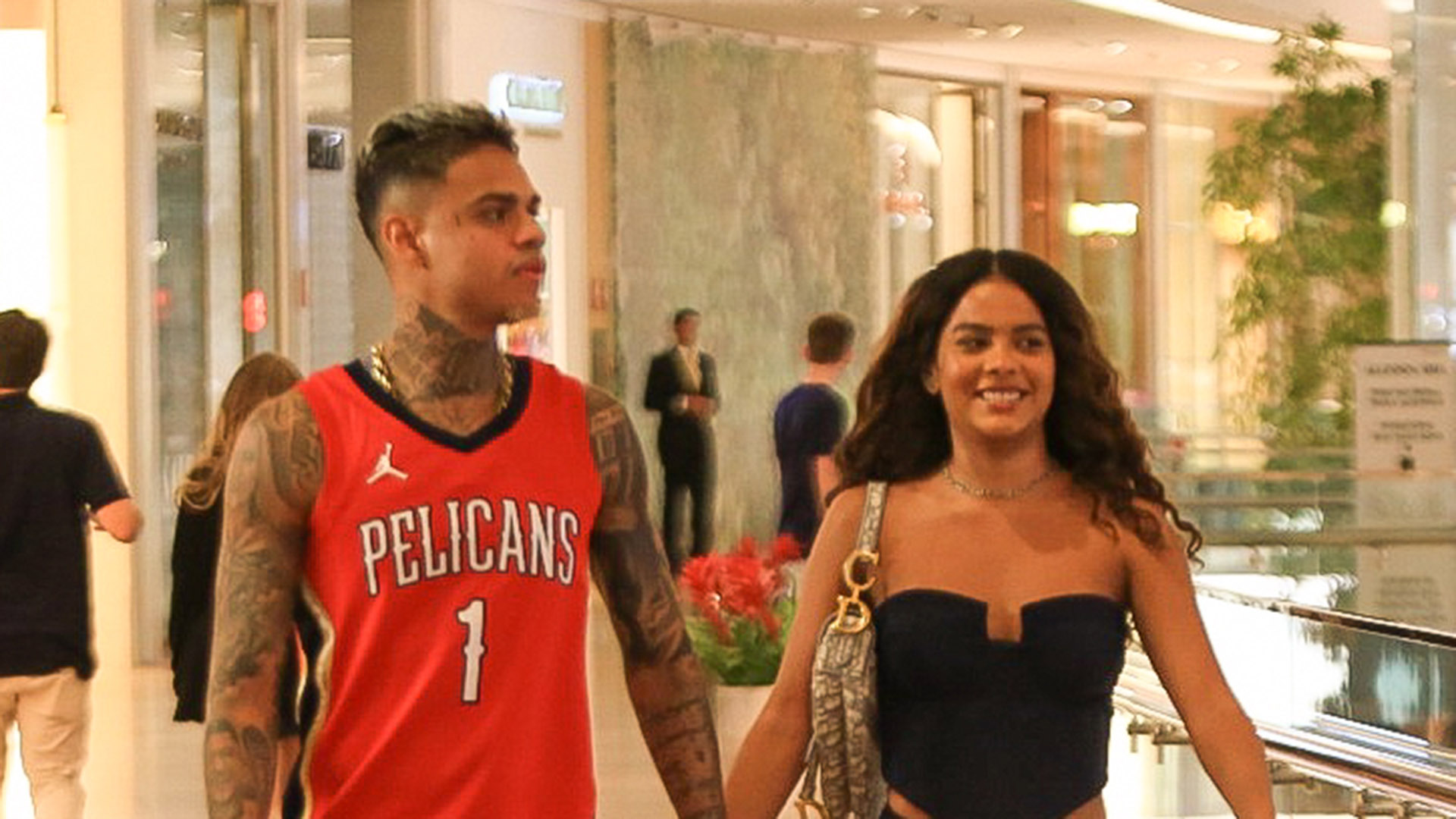 Bella Campos curte passeio com o namorado, MC Cabelinho, no shopping