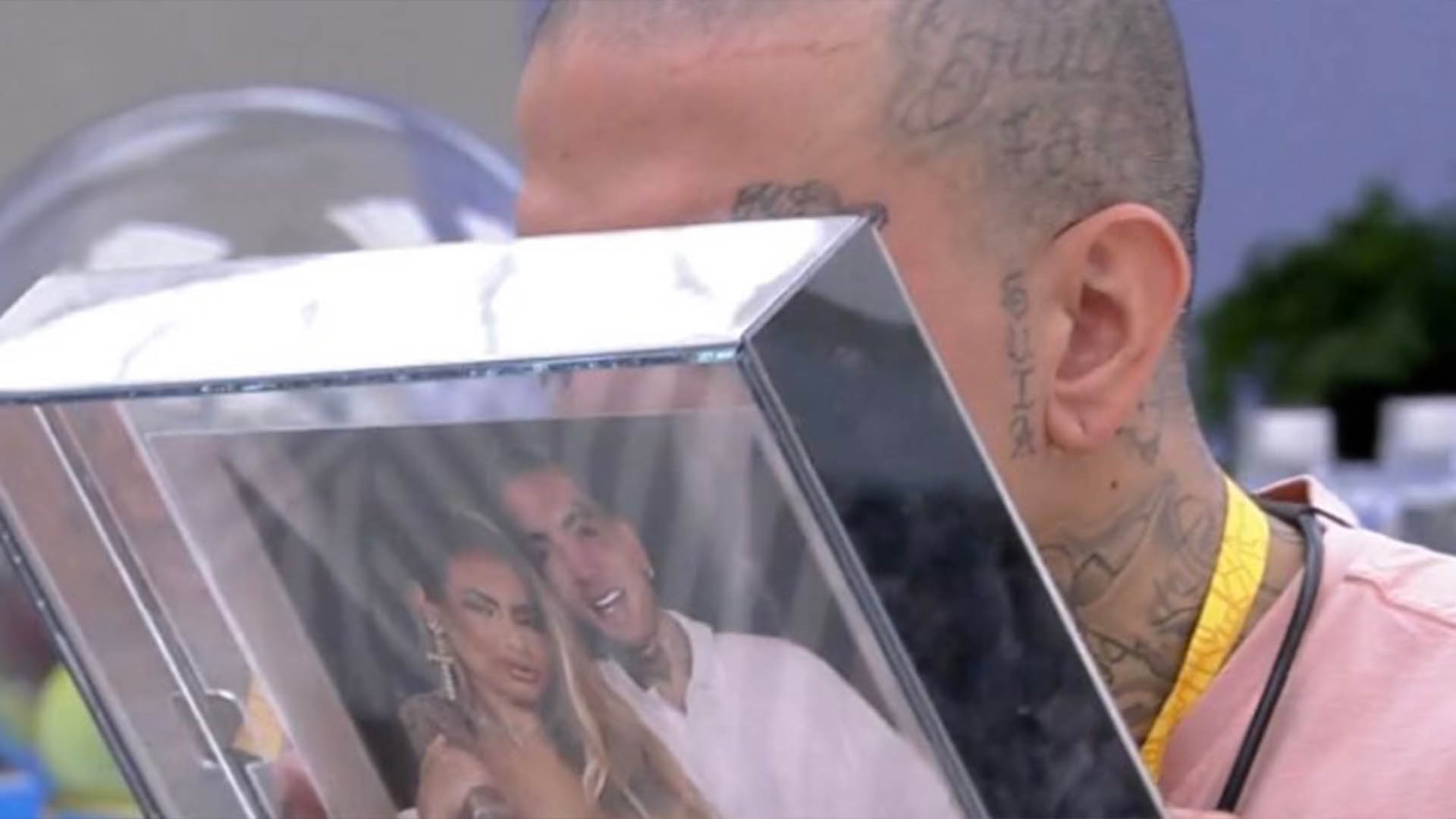 BBB 23: Sem saber da polêmica aqui fora, MC Guimê beija foto de Lexa