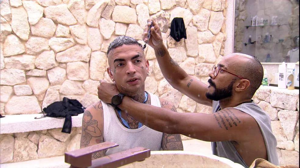 BBB23: MC Guimê muda visual dentro da casa com ajuda de Ricardo