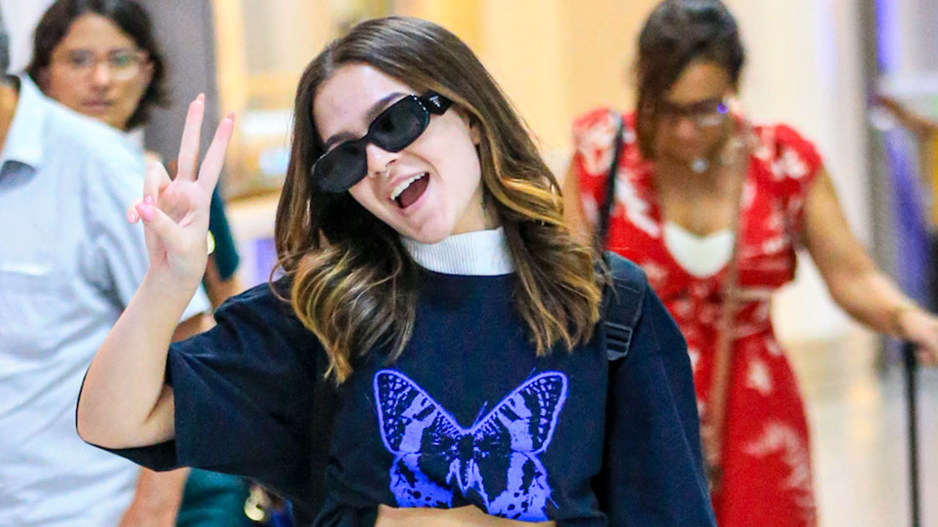 Mel Maia deixa a barriga de fora em look para viagem e exibe tatuagens
