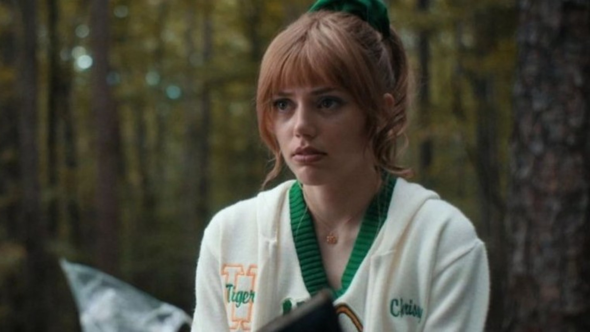 Atriz que abandonou Stranger Things já viveu gêmea maligna e adolescente rebelde; relembre
