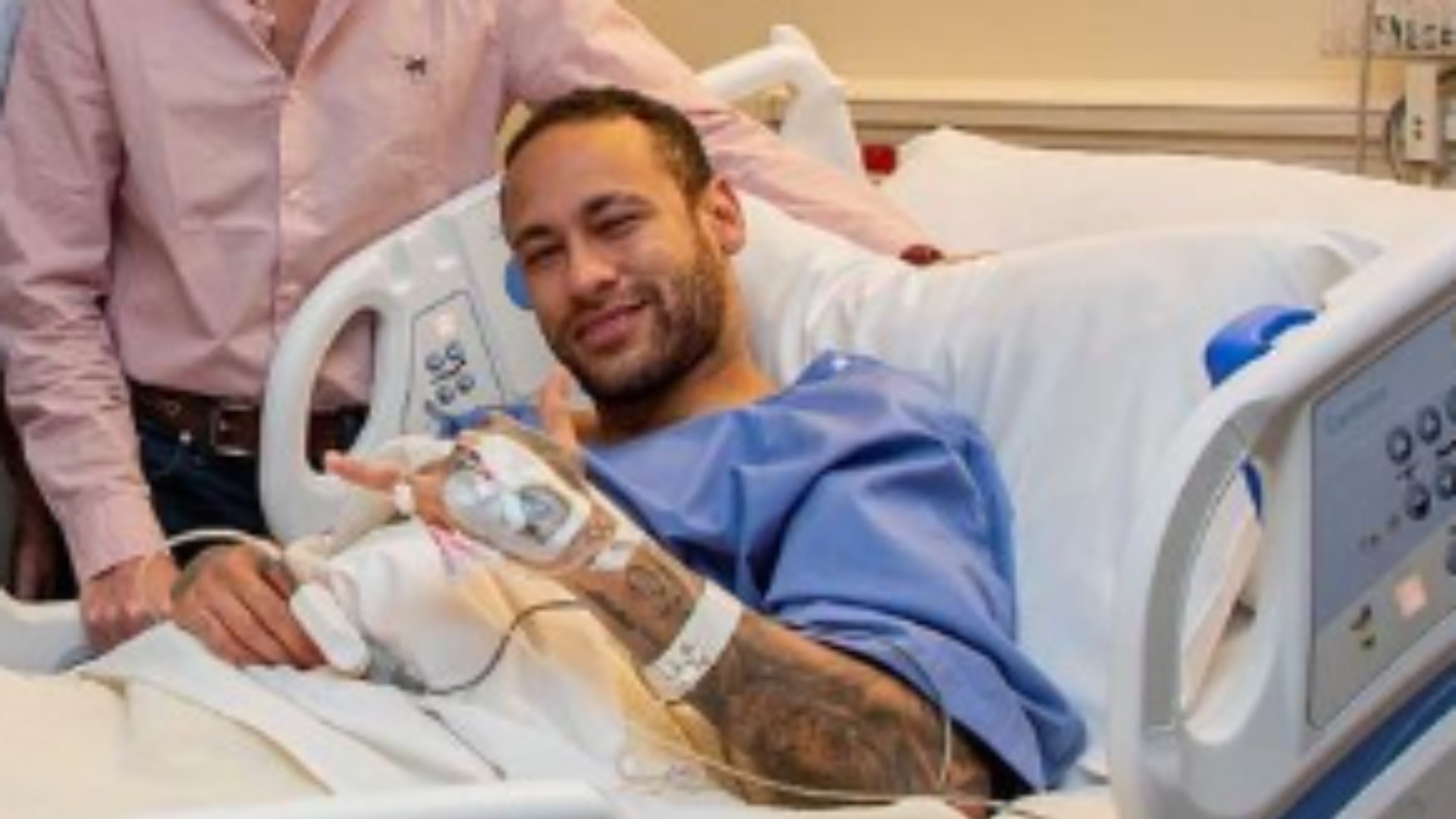 Neymar mostra primeira foto em hospital depois de cirurgia no tornozelo