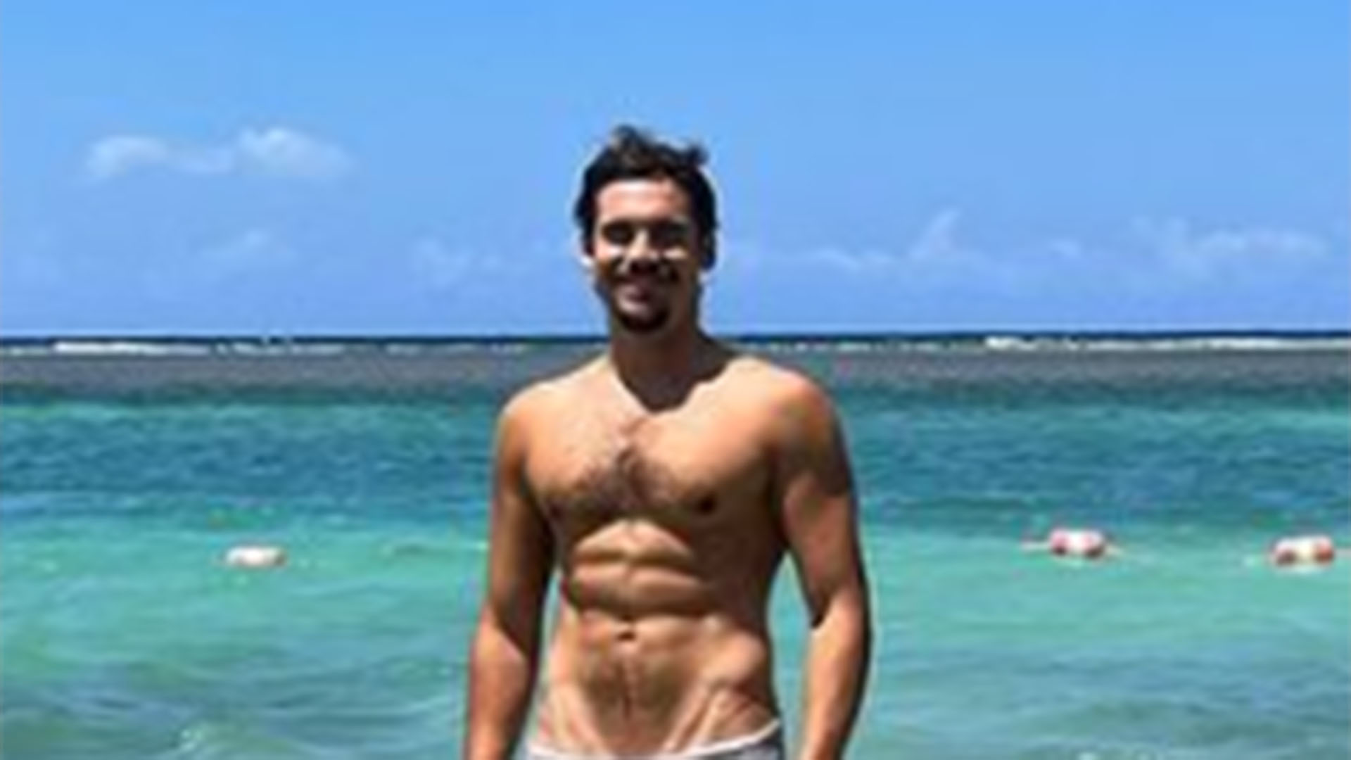 Nicolas Prattes surge só de sunga e fã diz: ‘Dei zoom mesmo!’