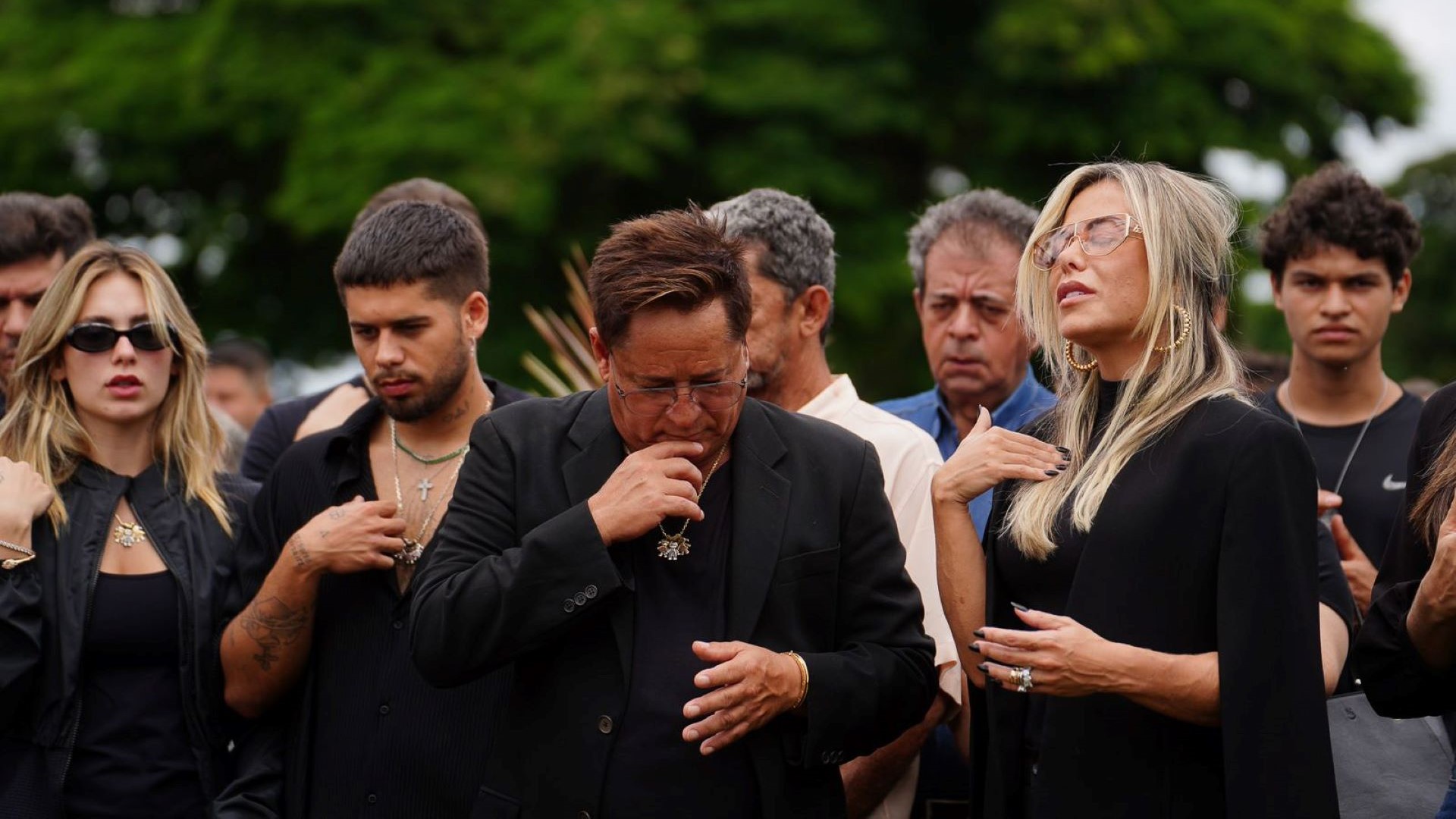 Mãe de Leonardo é enterrada no mesmo túmulo do filho Leandro e marido