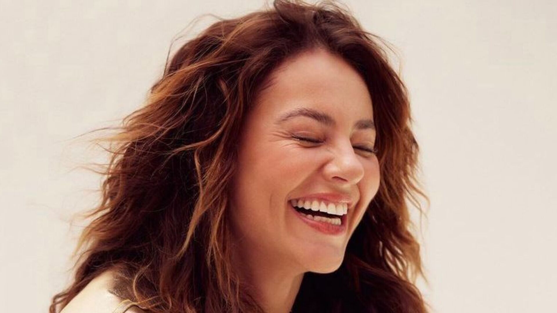 Paolla Oliveira esbanja beleza e alegria ao posar com look dourado
