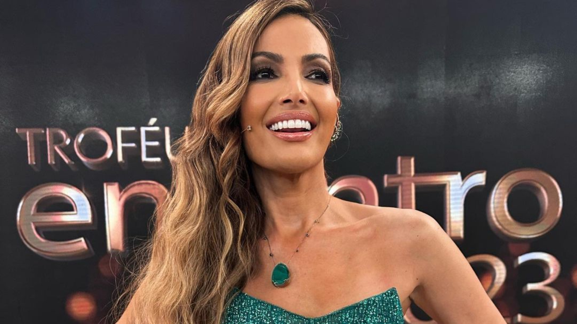 Que look é esse? Patrícia Poeta surpreende com vestido sem alça brilhante: ”Linda”