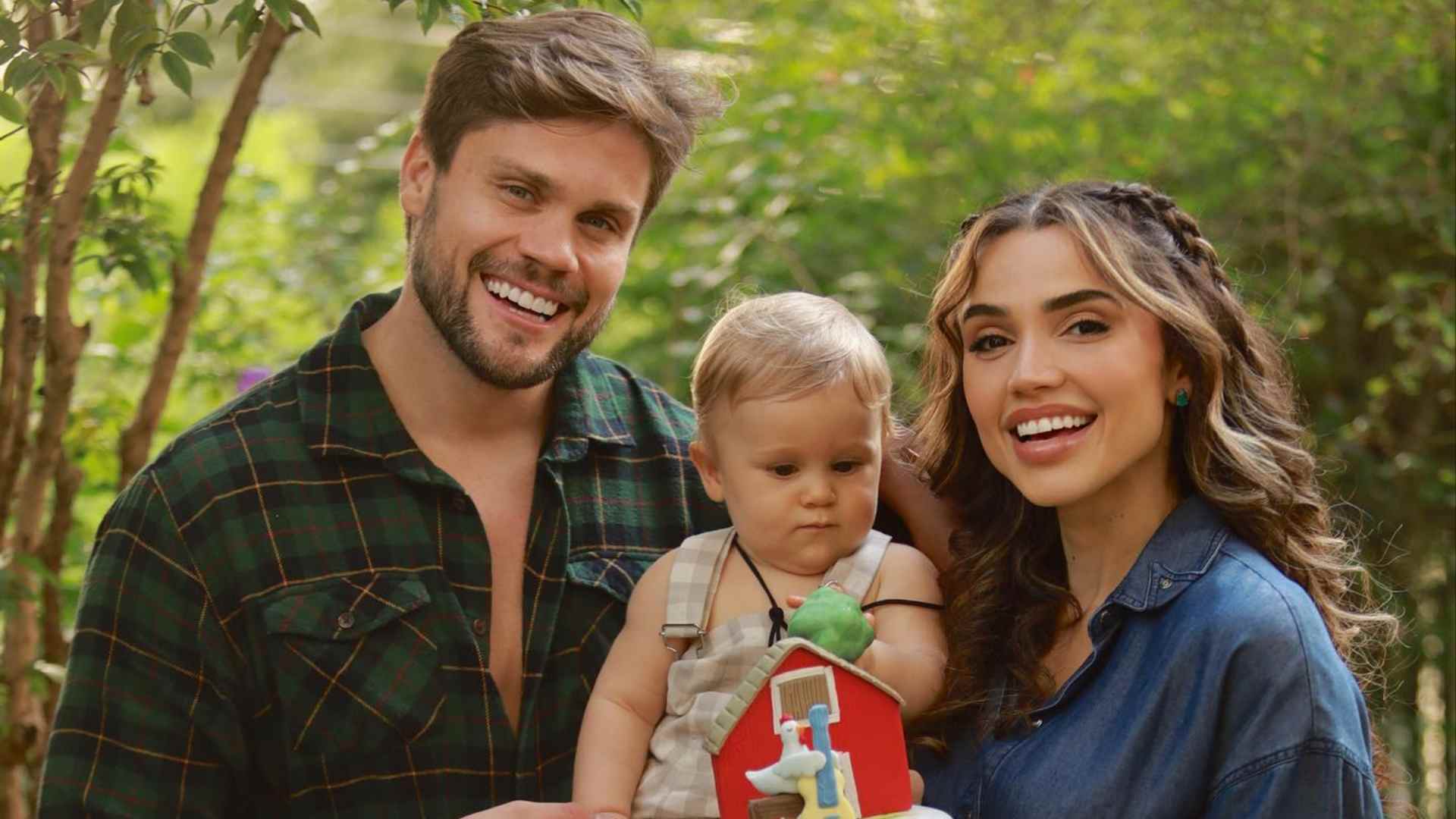 Com cliques encantadores, Paula Amorim e Breno Simões comemoram mesversário do filho