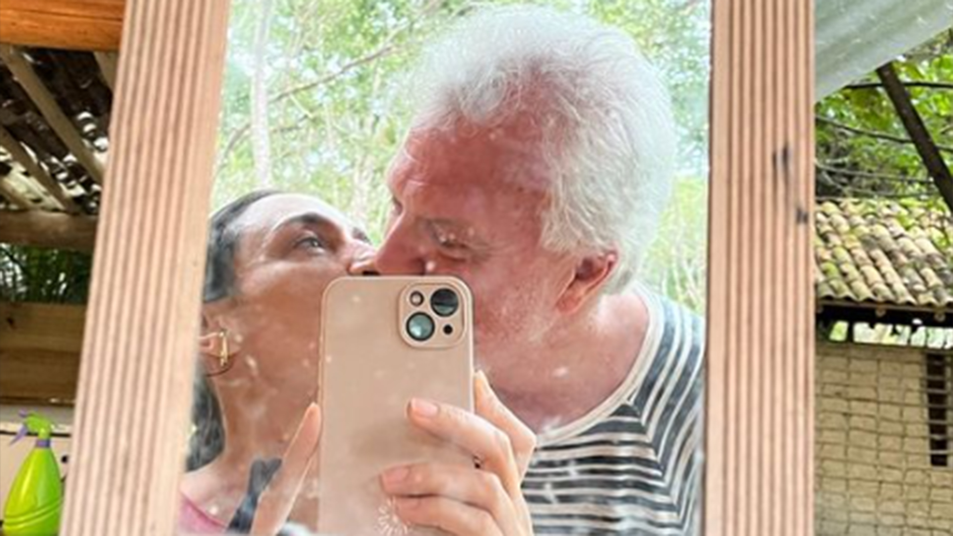 Pedro Bial surge em clima de romance com Maria Prata em seu aniversário