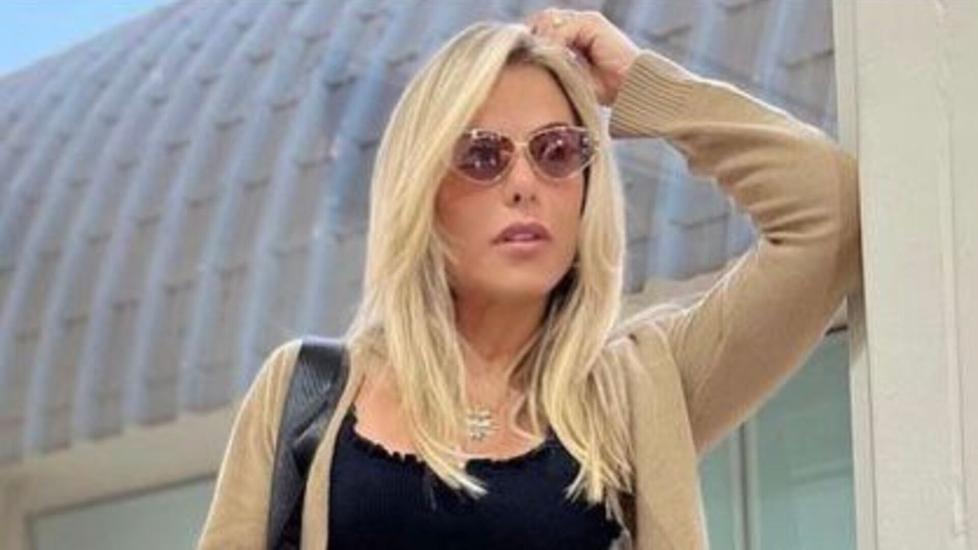 Poliana Rocha surge esbanjando beleza e estilo ao compartilhar look para viagem