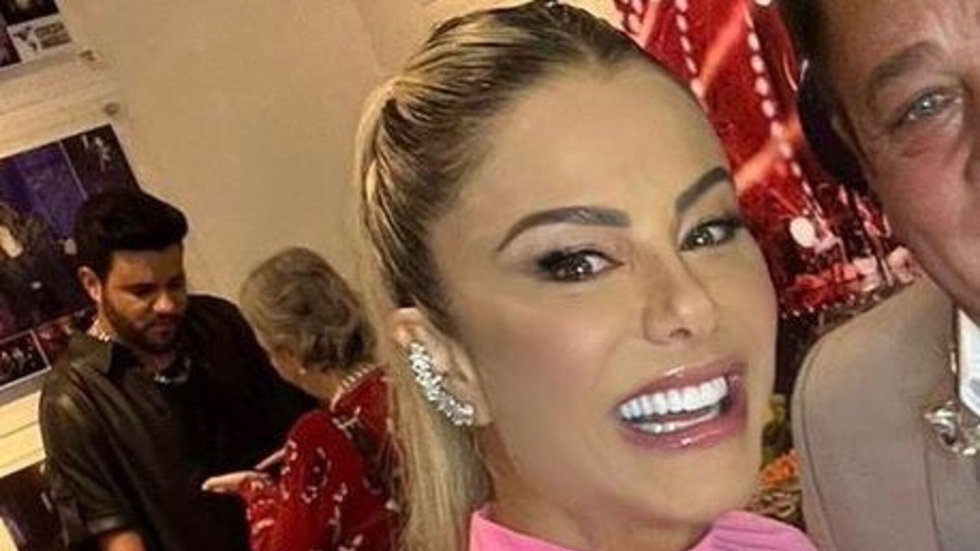 Poliana Rocha posa ao lado do marido Leonardo e revela bastidores de show: “Apreensivos”
