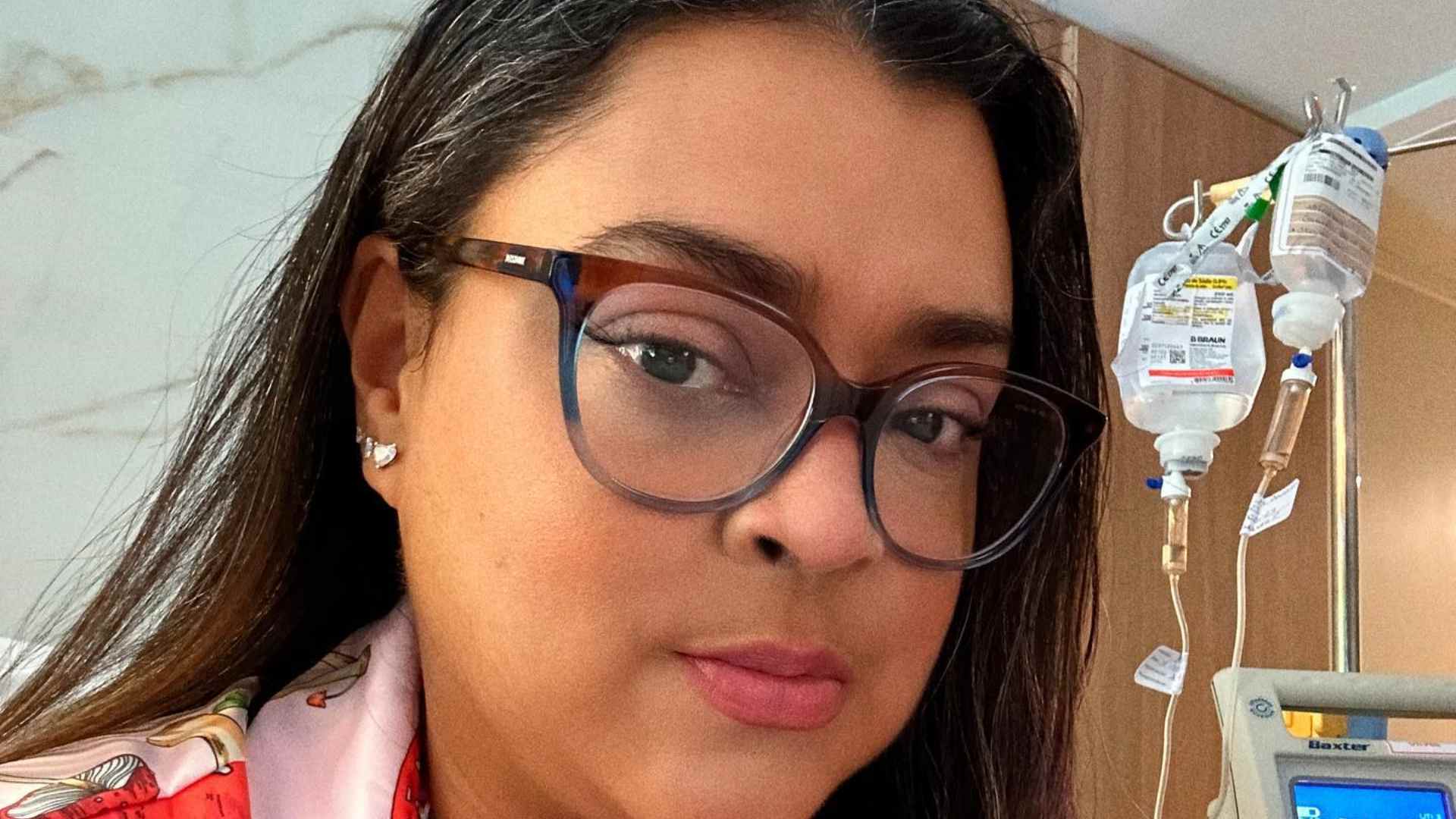 Em tratamento contra o câncer de intestino, Preta Gil posta foto no hospital e faz alerta sobre a doença