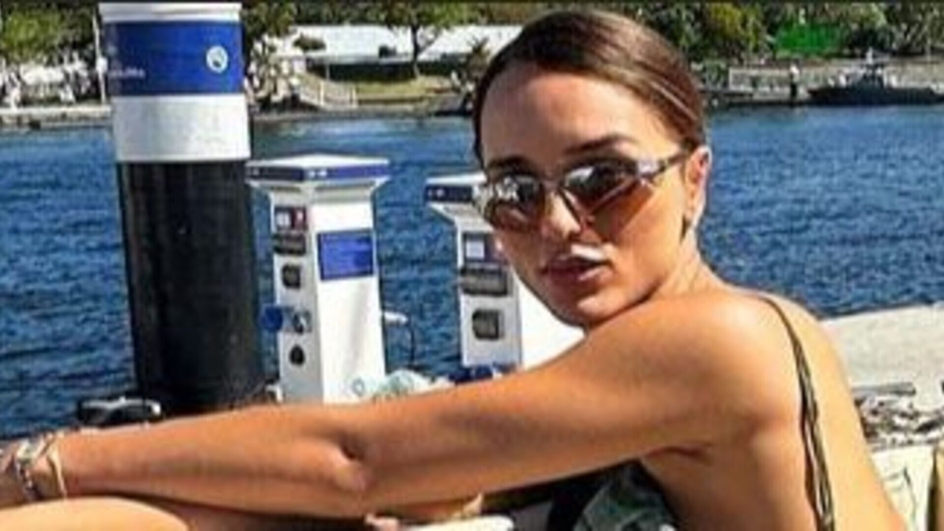 Rafa Kalimann esbanja beleza e estilo ao surgir fazendo passeio de barco no Rio de Janeiro