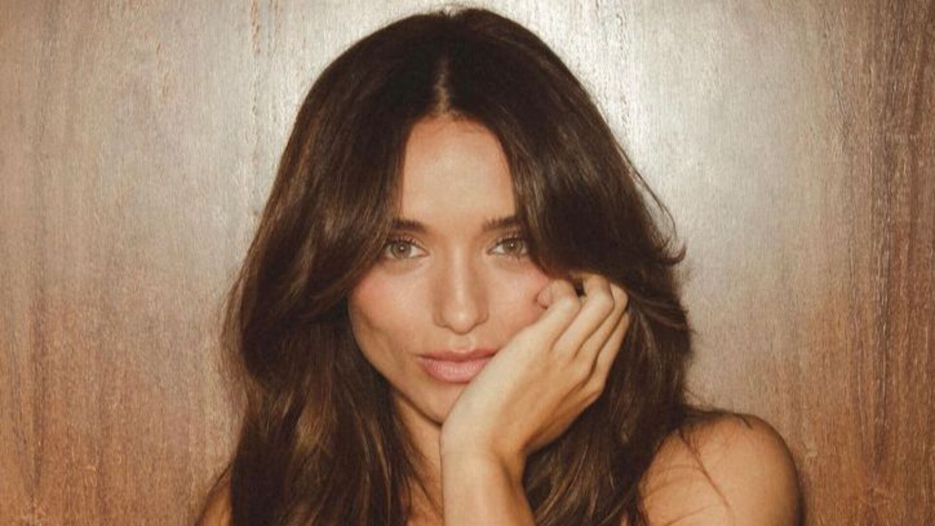 Rafa Kalimann esbanja beleza ao surgir com vestido decotadíssimo em foto