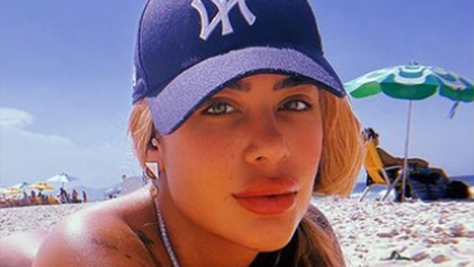 Irmã de Neymar Jr, Rafaella Santos empina o bumbum em dia na praia