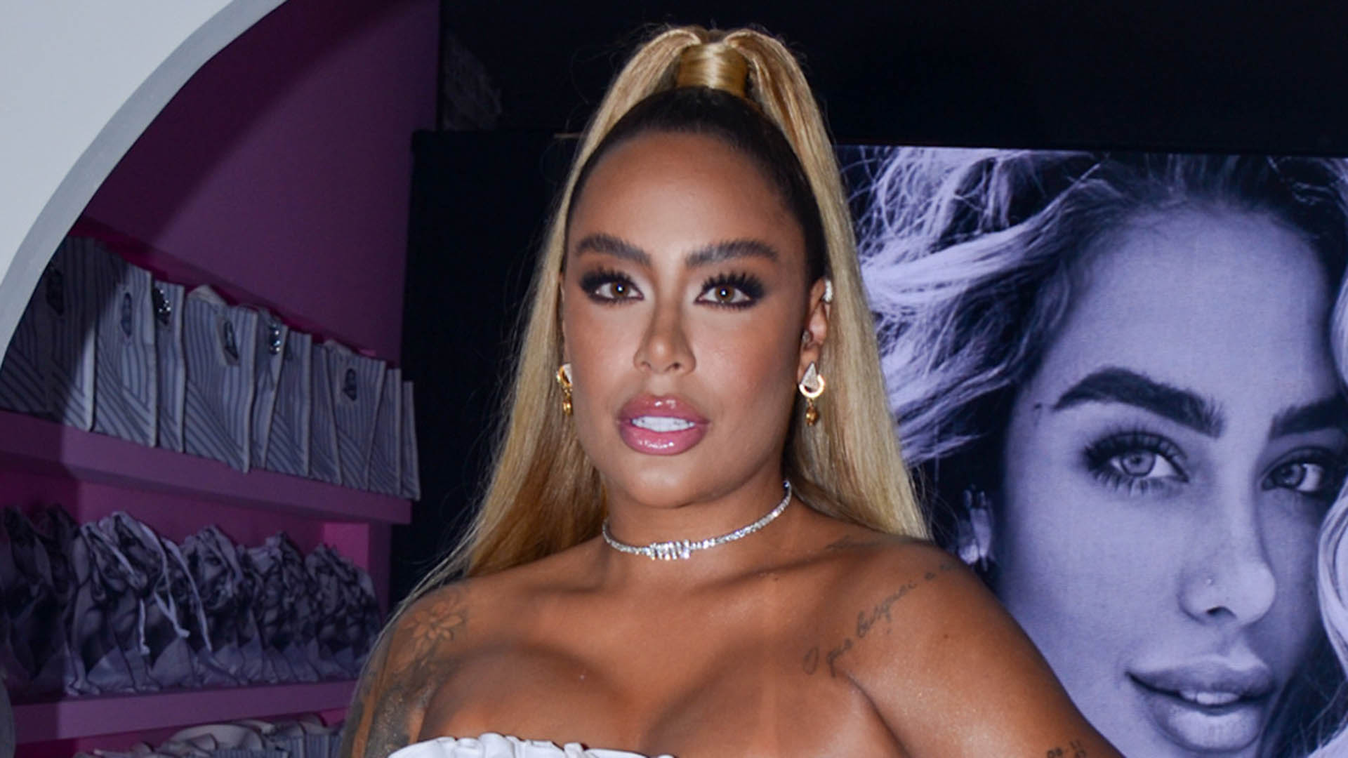 Rafaella Santos, irmã de Neymar Jr, usa look decotado em sua festa de aniversário