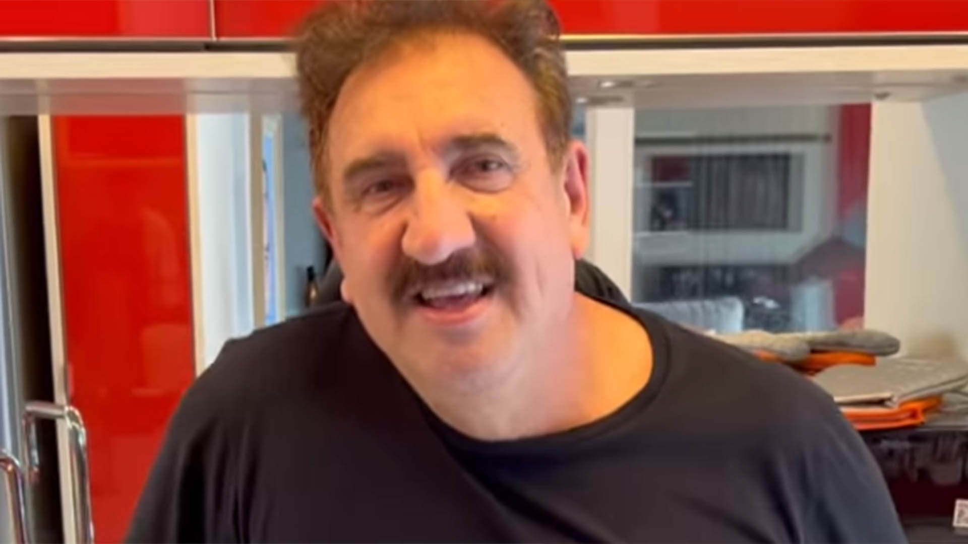 Vai demitir? Ratinho revela o que vai fazer com funcionário que dormiu em entrevista com Simone