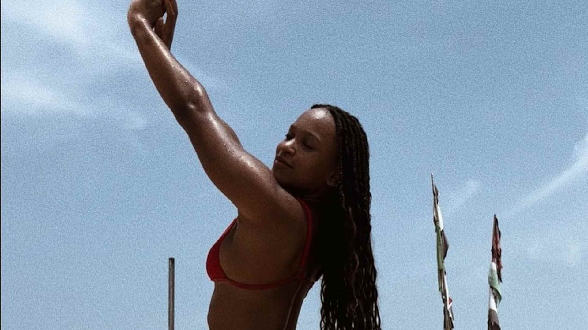 Rebeca Andrade ostenta corpão sarado em cliques de biquíni fio-dental na praia: “Perfeita”