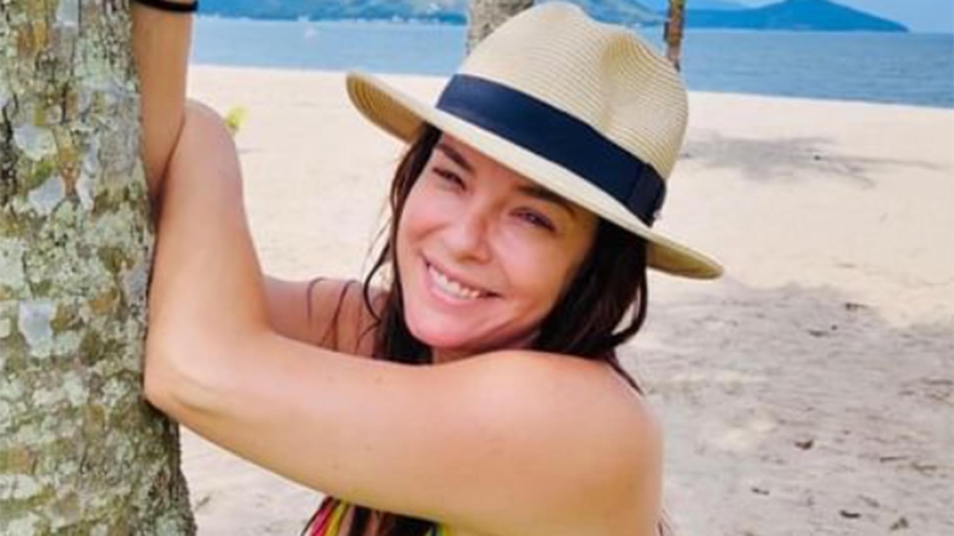 De maiô, Regiane Alves curte dia de folga na praia