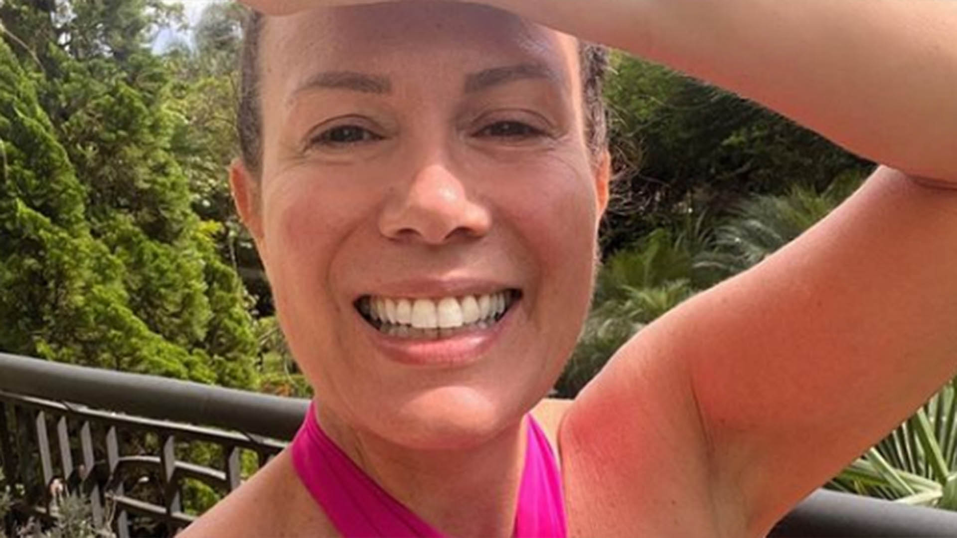 De biquíni, Regina Volpato celebra seu aniversário de 55 anos