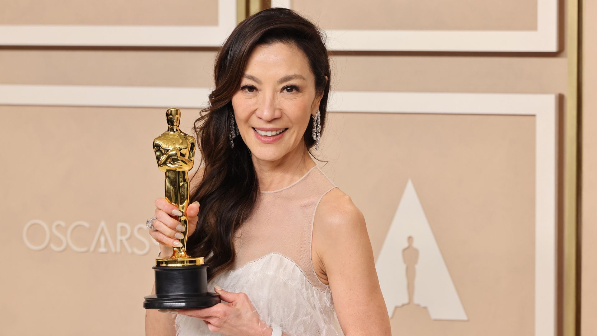 Vencedora do Oscar, Michelle Yeoh usa relógio de luxo avaliado em R$ 5,4 milhões