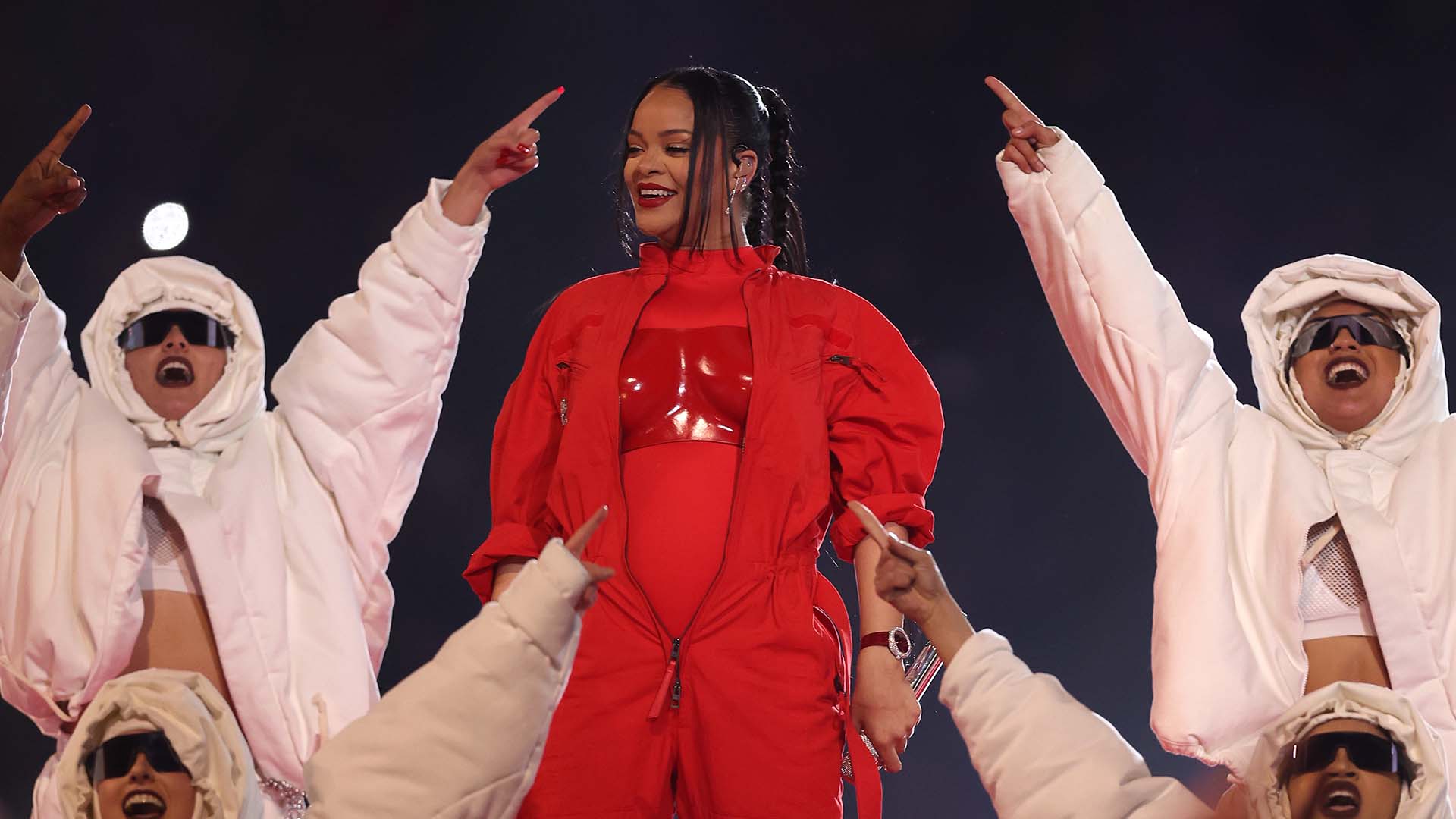 Rihanna exibe foto inédita do filho mais velho e brinca com a expressão dele