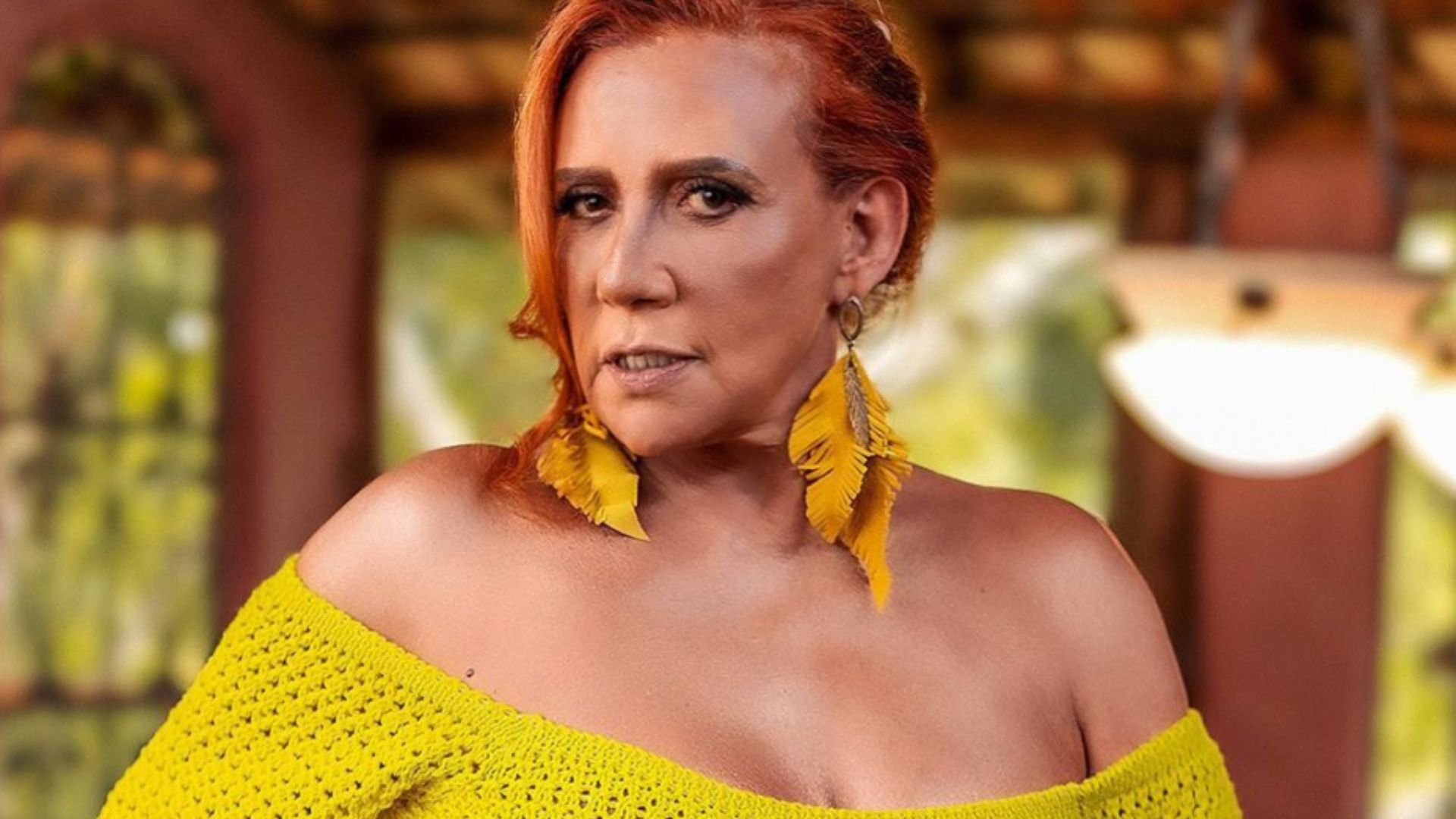 Rita Cadillac abre o botão do shortinho e quase mostra demais em clique: “Musa”