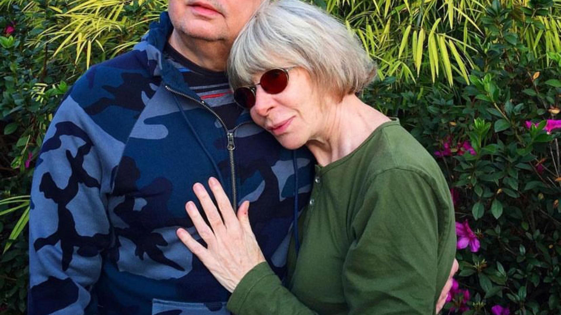 Rita Lee posa agarradinha com o marido e encanta: “O casal de milhões!”