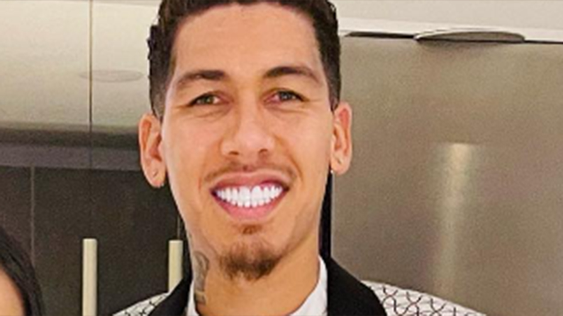 Roberto Firmino apresenta a filha recém-nascida, Sophia
