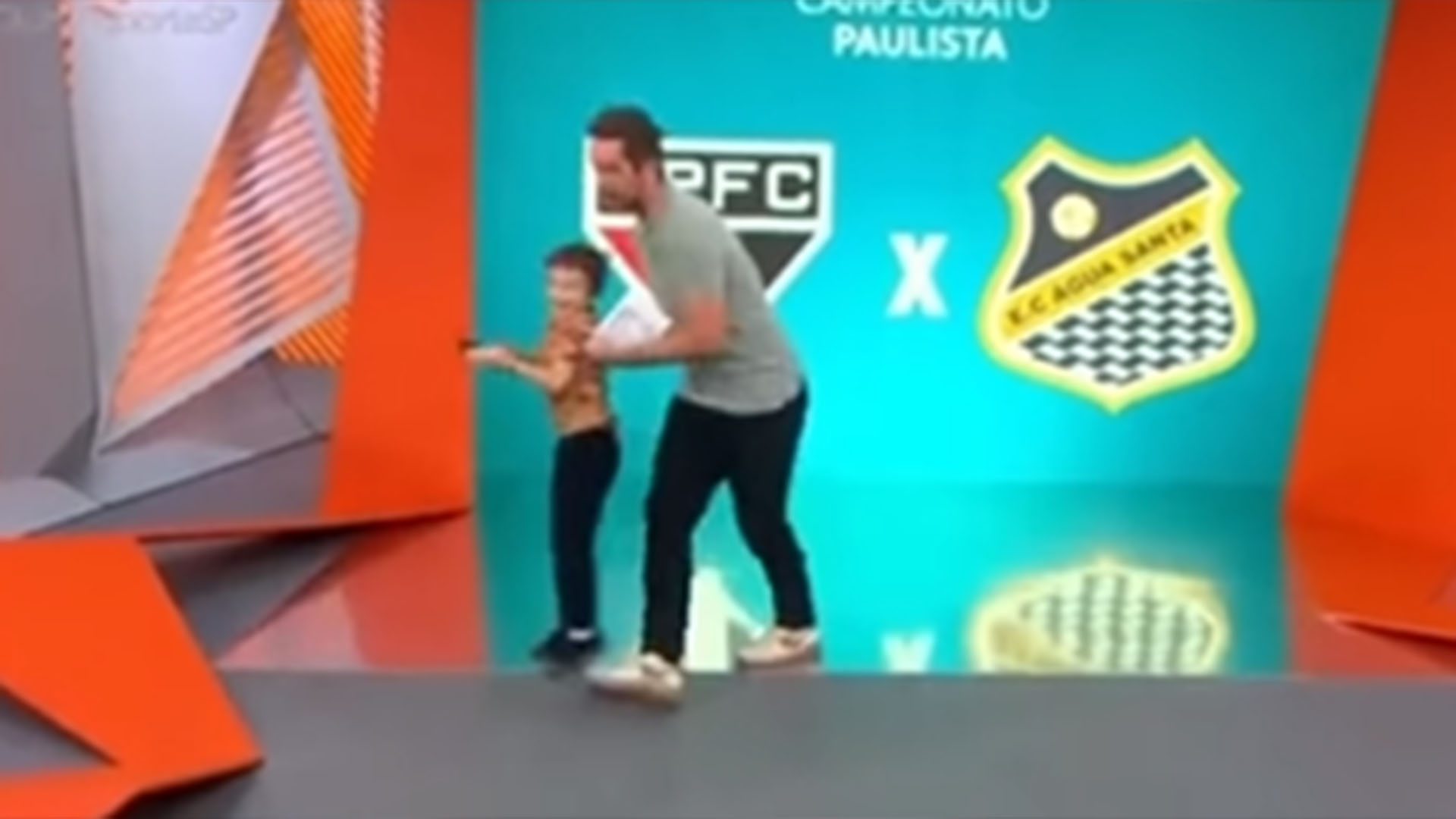 Filho de Felipe Andreoli invade palco de programa ao vivo: ‘Desculpa, tá?’