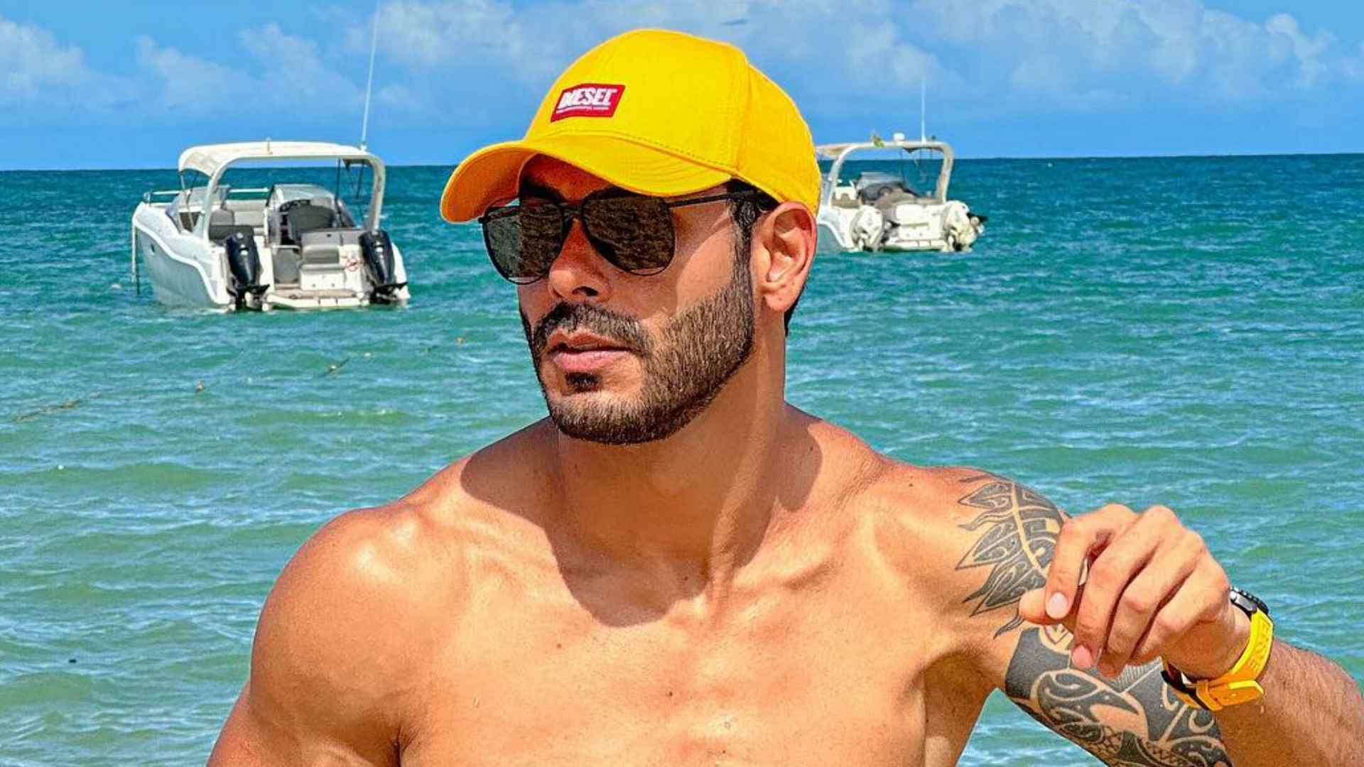 De férias, ex-BBB Rodolffo leva fãs à loucura ao exibir corpo musculoso em cliques sem camisa
