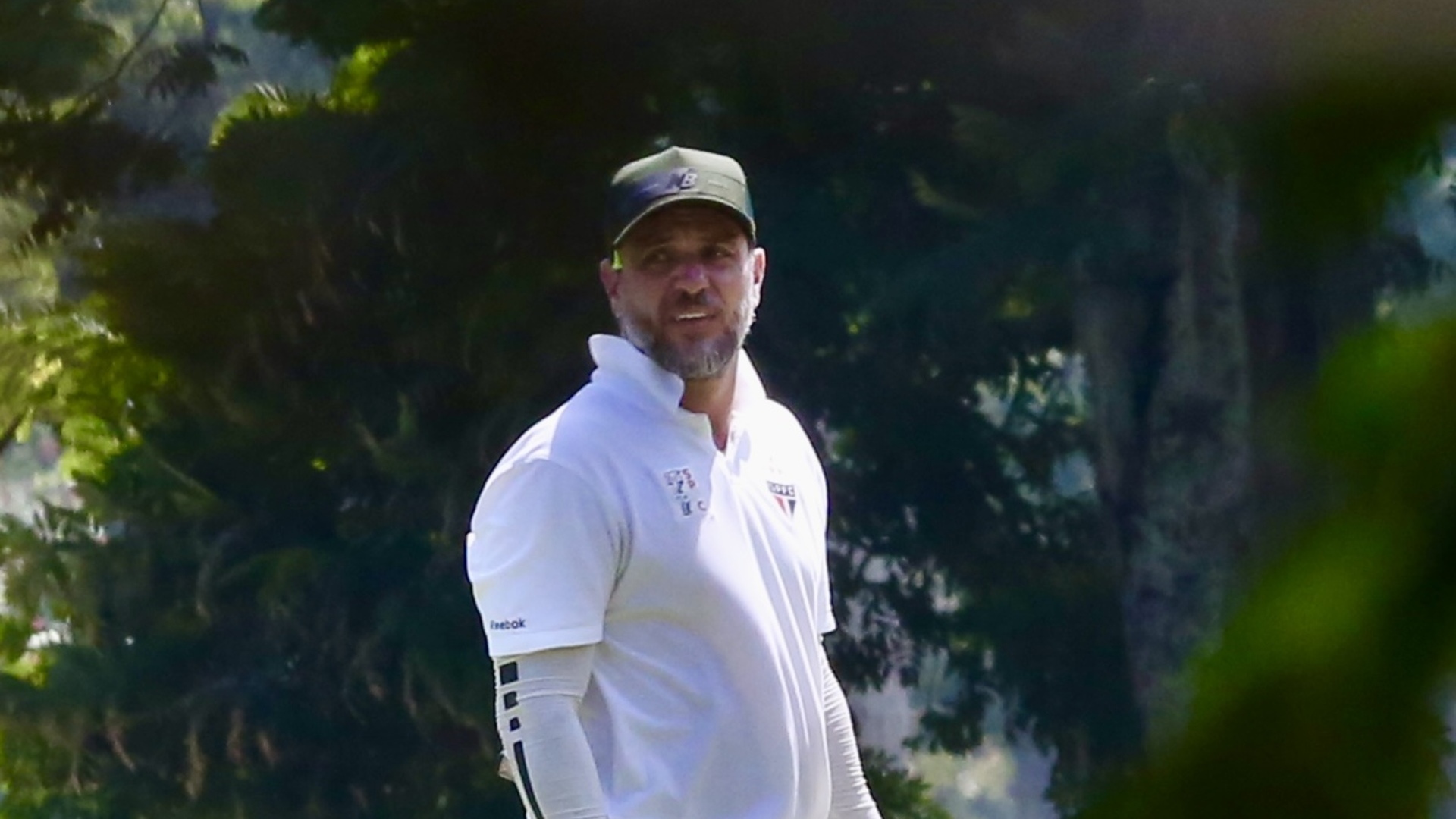 Rodrigo Lombardi surge elegante ao ser fotografado jogando golfe no Rio de Janeiro