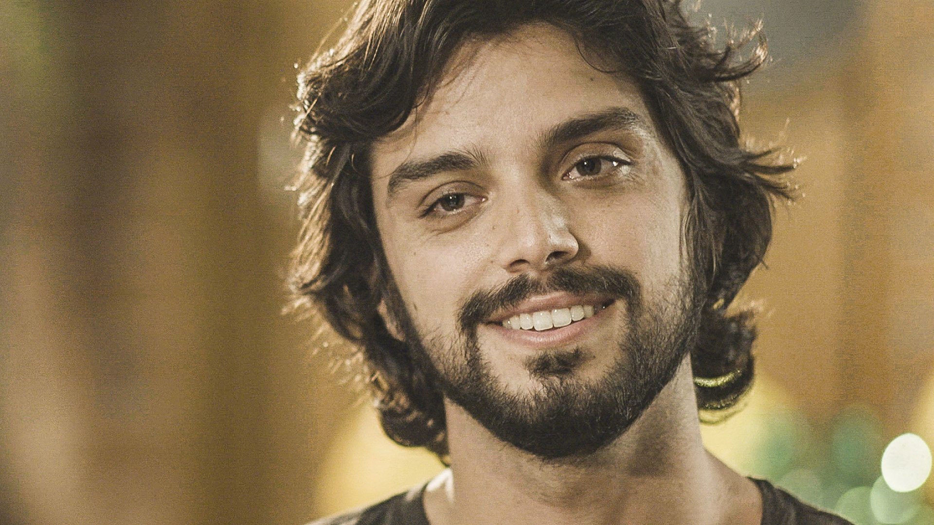 Rodrigo Simas assume sua sexualidade: ‘Homem bissexual’