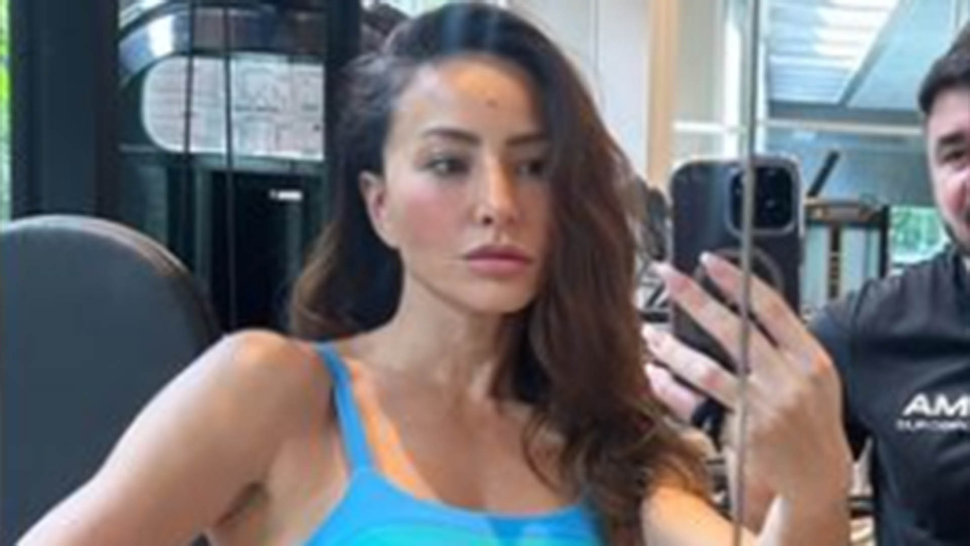 Solteira, Sabrina Sato deixa a barriga sarada à mostra na academia