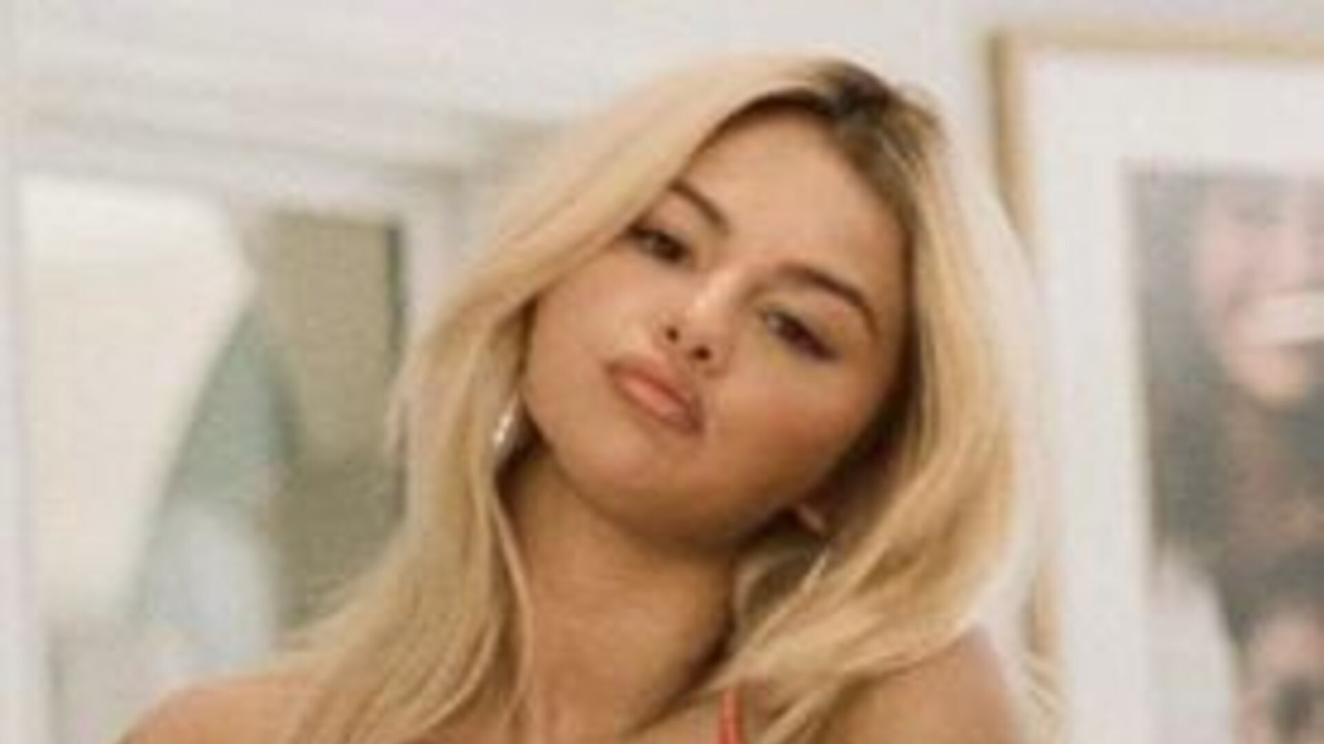 Selena Gomez eleva a temperatura nas redes sociais ao surgir apenas de biquíni