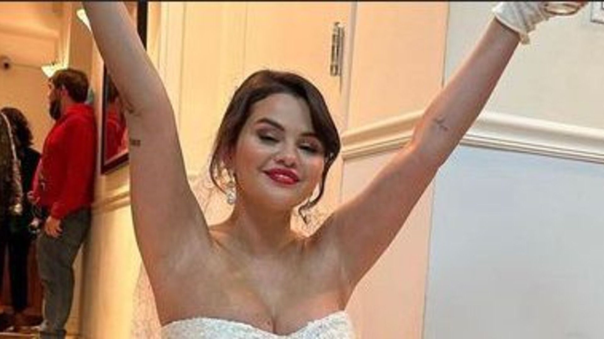 Selena Gomez surpreende fãs ao surgir vestida de noiva em novas fotos