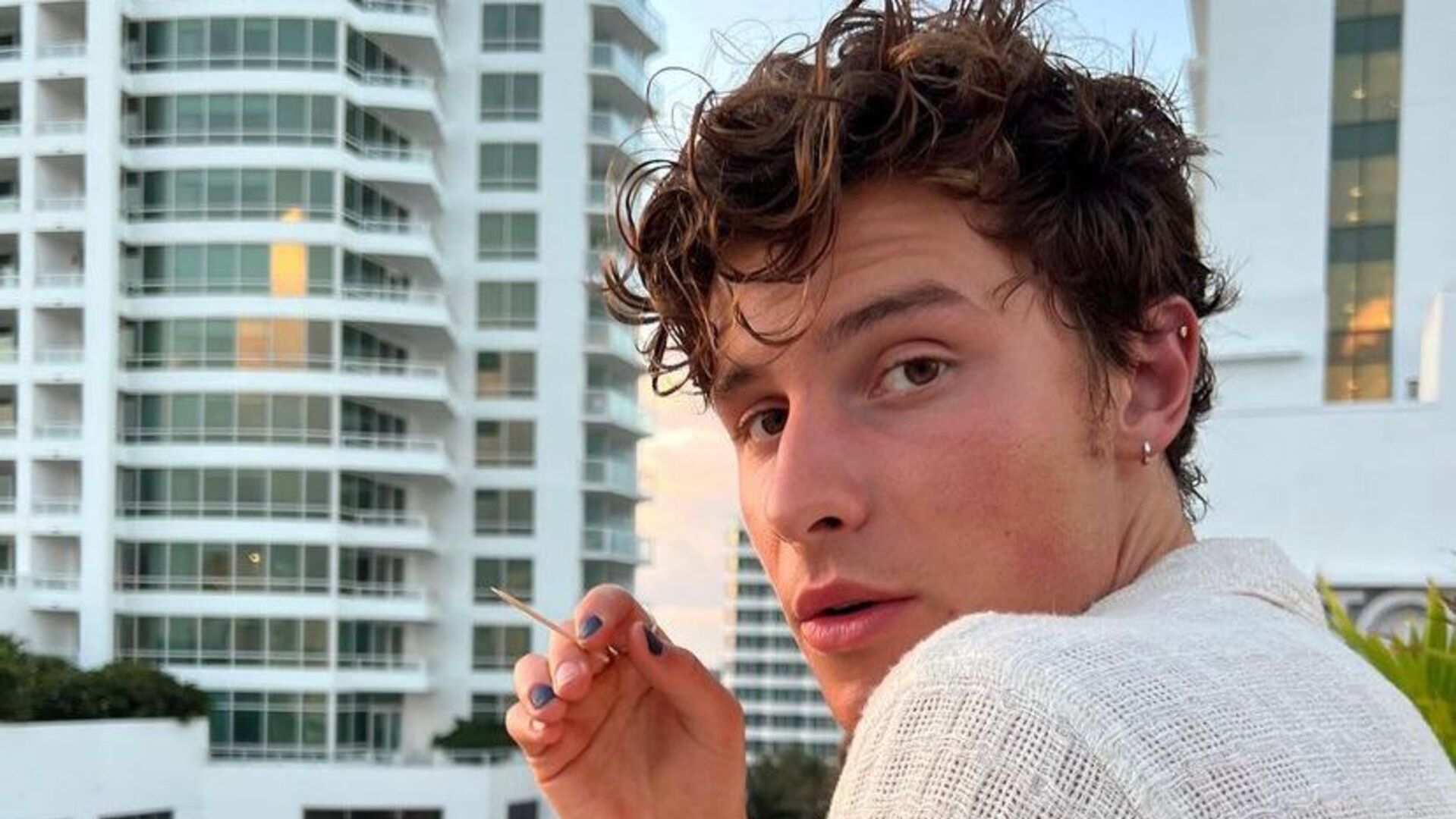 Shawn Mendes reage a rumores de namoro com Sabrina Carpenter e revela se está namorando a cantora