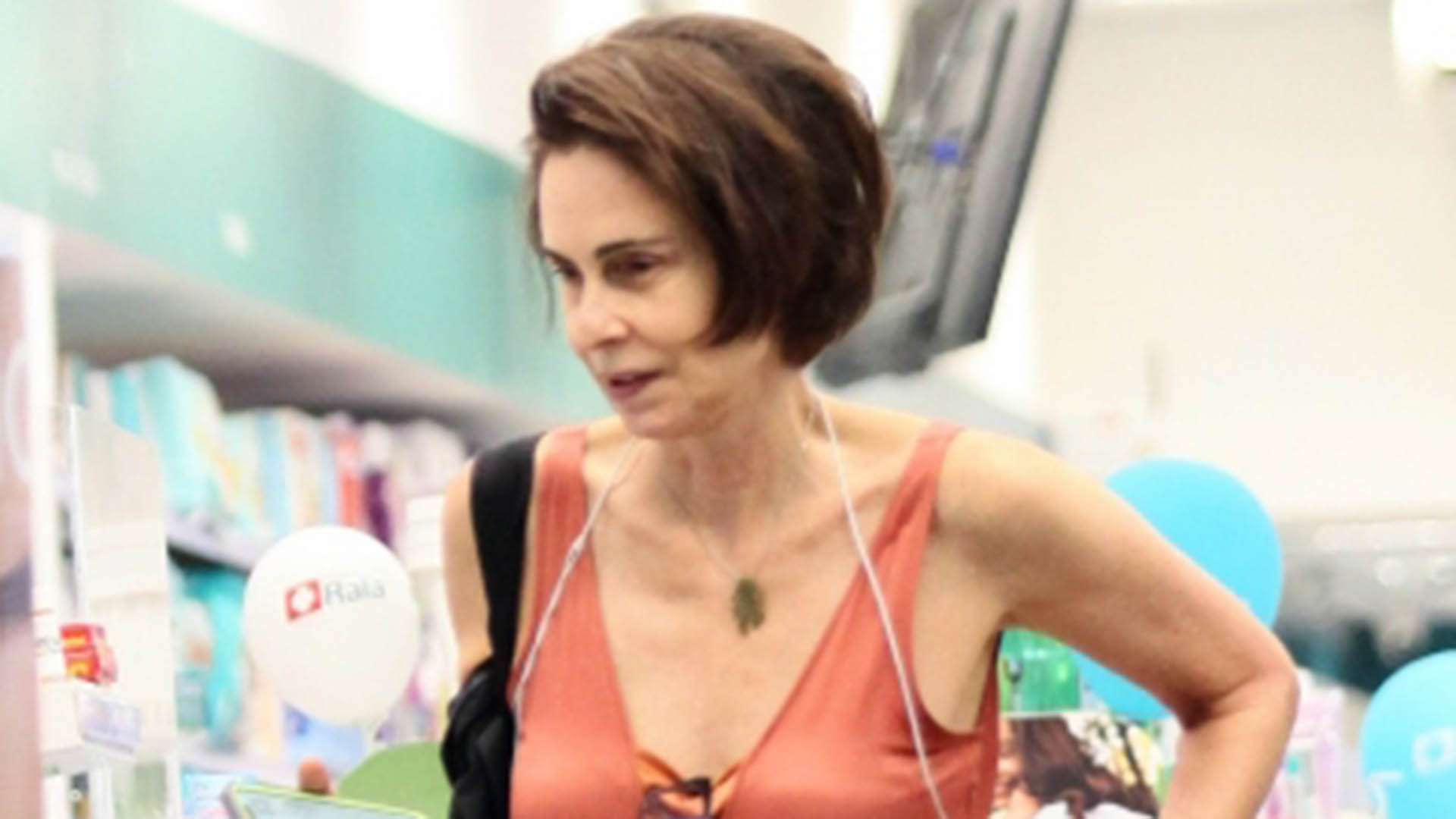 Estrela de ‘O Rei do Gado’, Silvia Pfeifer é flagrada em tarde de compras
