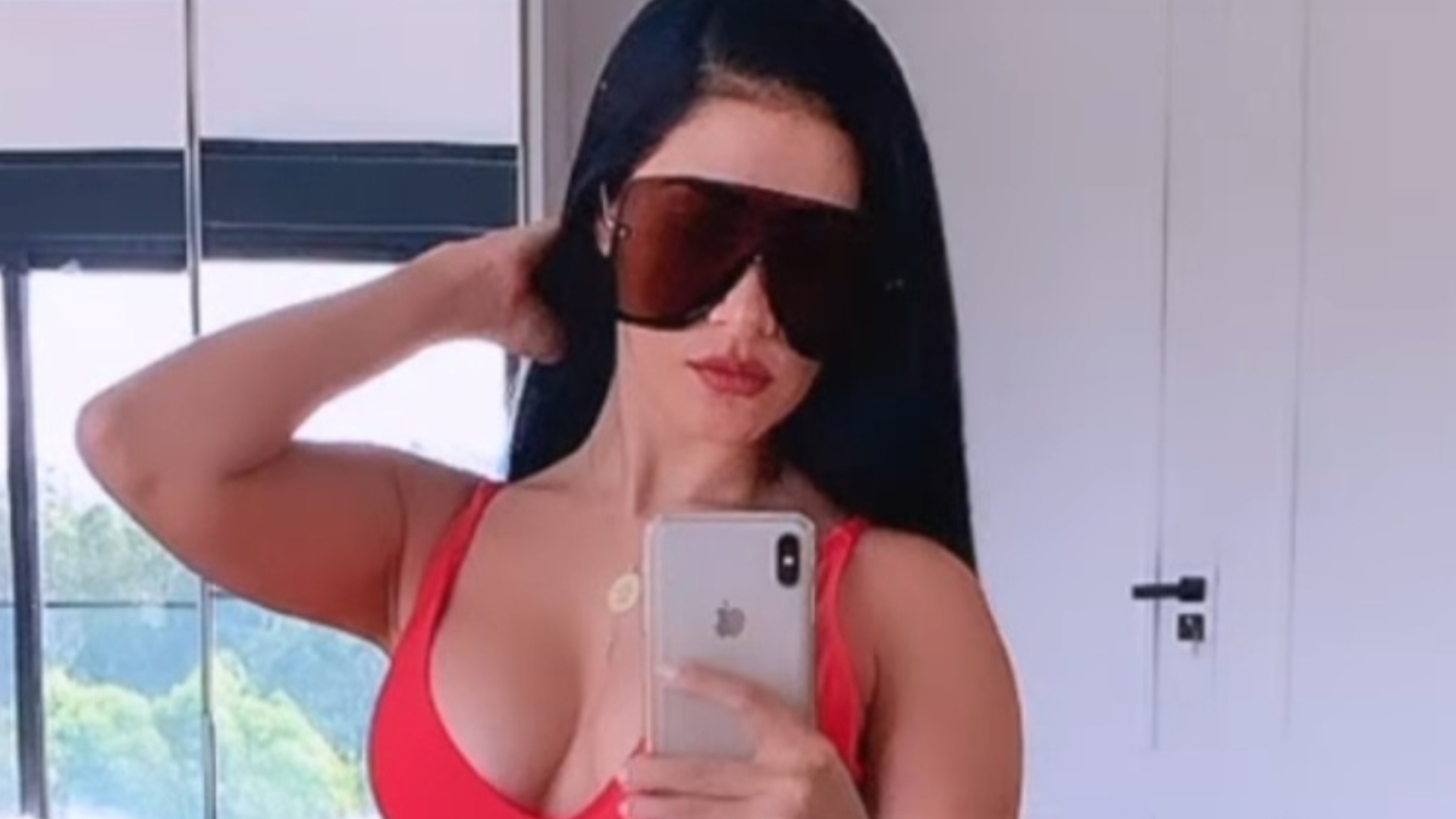 De maiô decotado, Simaria exibe curvas saltando e quase mostra demais