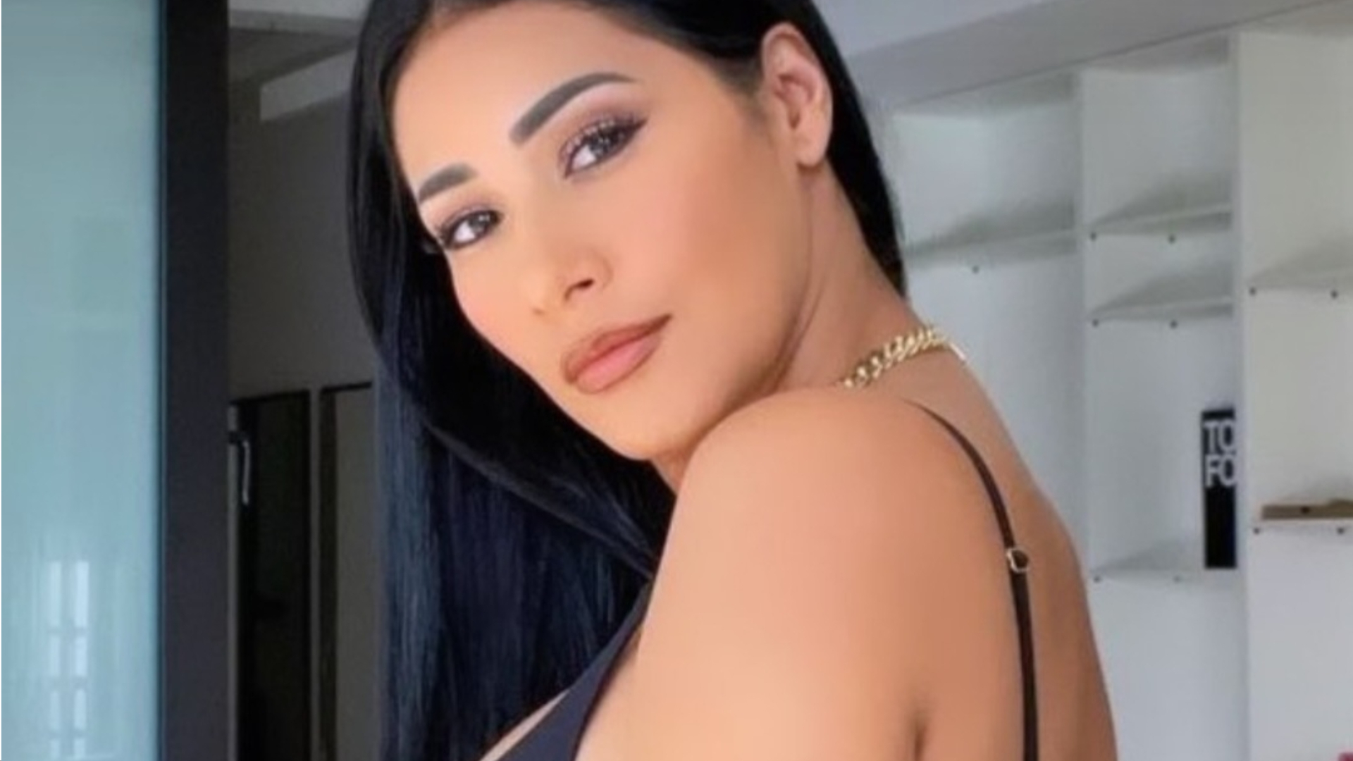 De vestido coladíssimo, Simaria ostenta bumbum GG saltando e para tudo